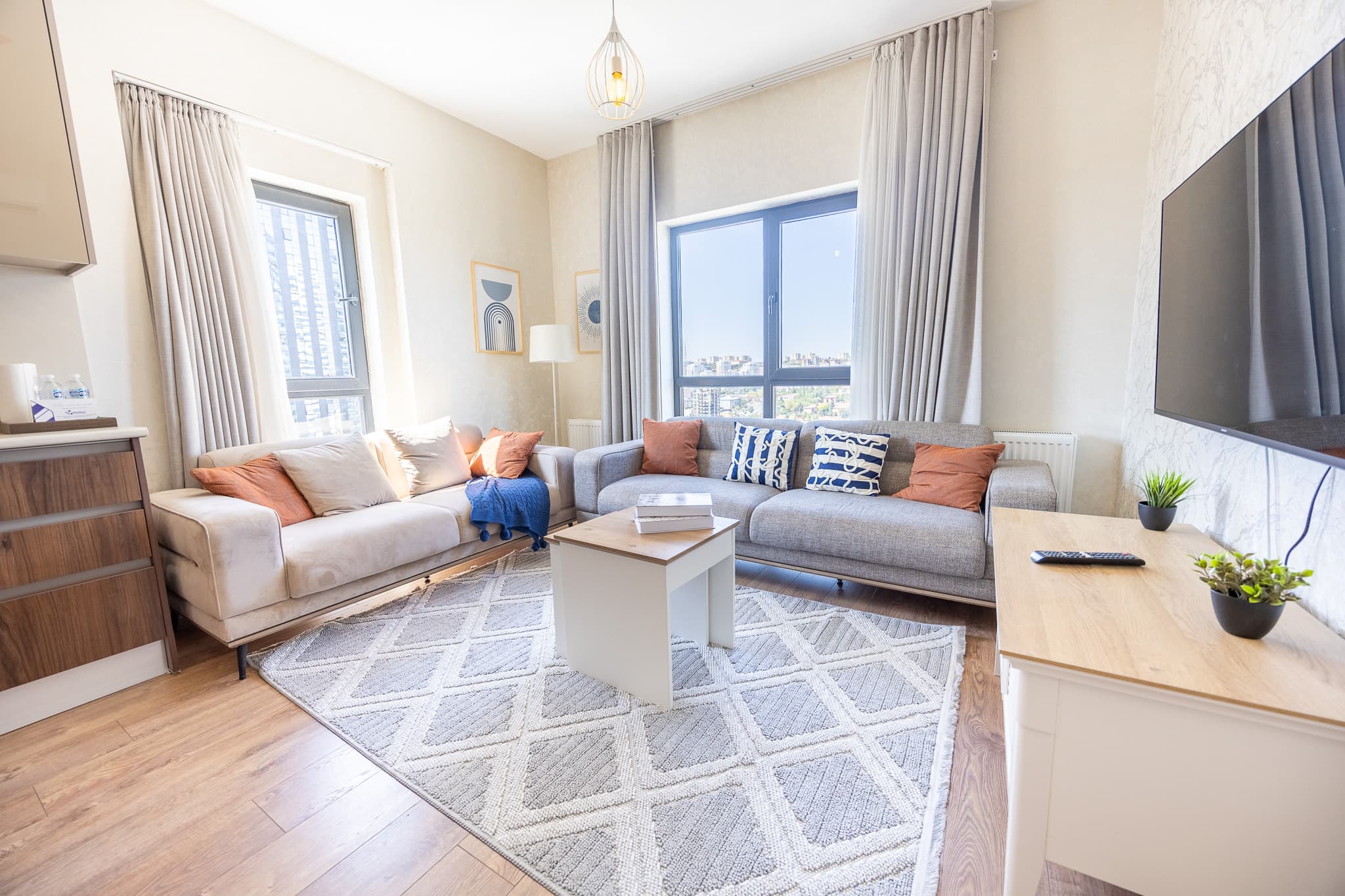 Stylish &  Warm 1BR Apartment with City View, möbliertes Apartment in Bağcılar, Istanbul