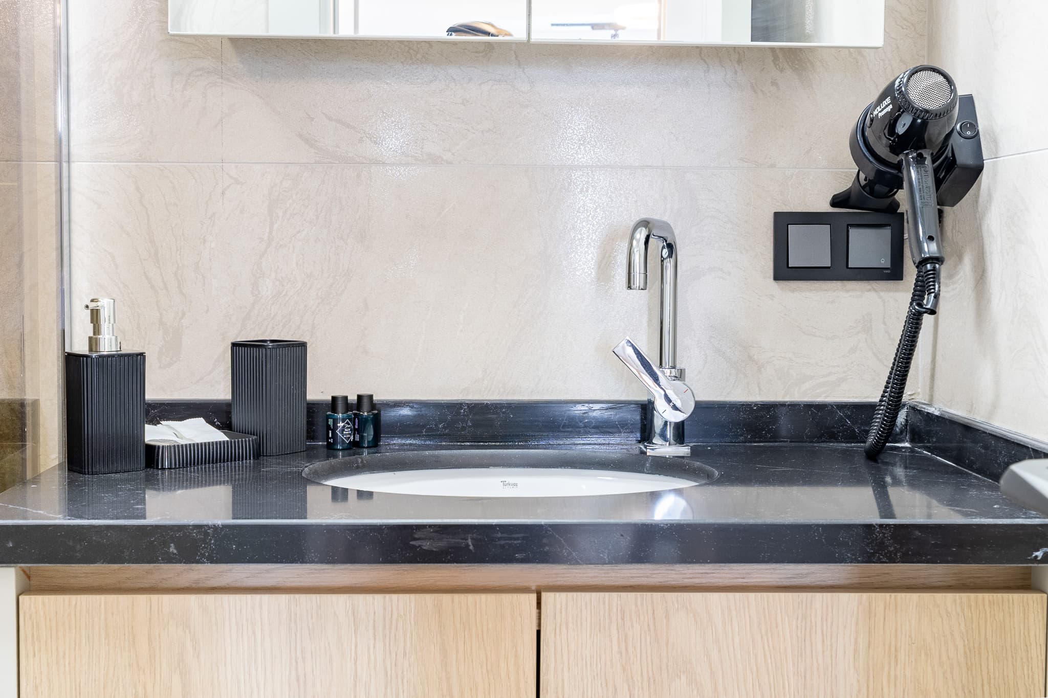 Elegant 1BR | Bright Modern Living، شقة مفروشة في Beyoğlu, Istanbul — image 14