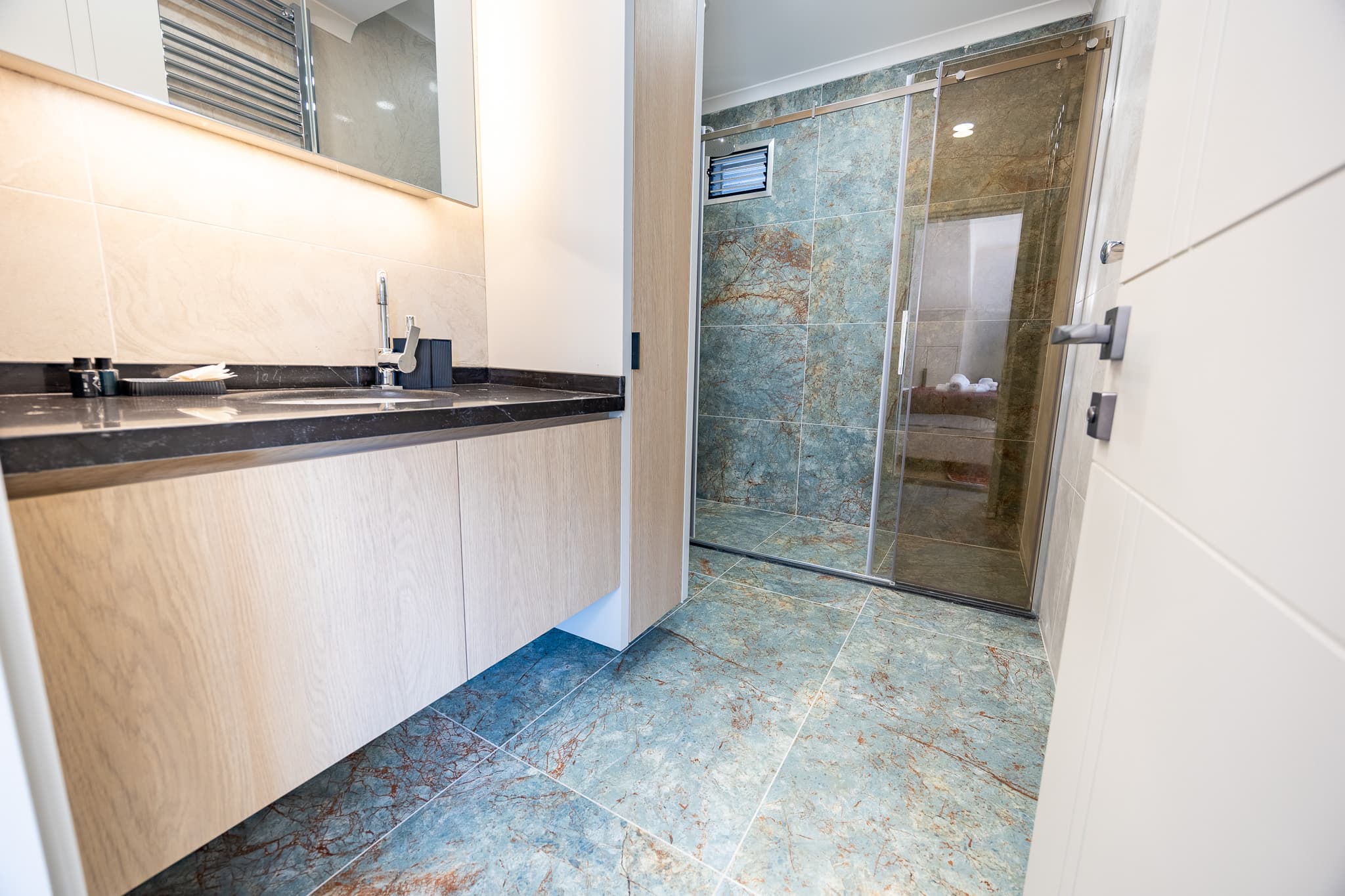 Modern & Bright 1BR Duplex  with Private Terrace ، شقة مفروشة في Beyoğlu, Istanbul — image 14