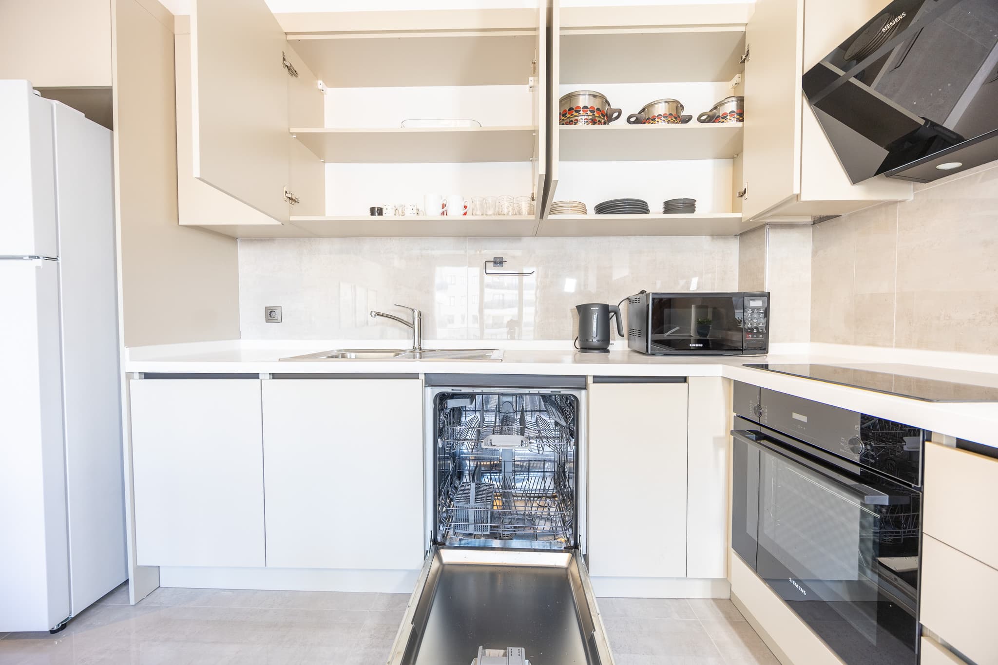 Relax Unwind: Inviting 1BR Apt, Cozy Interiors, apartamento amueblado en Küçükçekmece, Istanbul — image 14