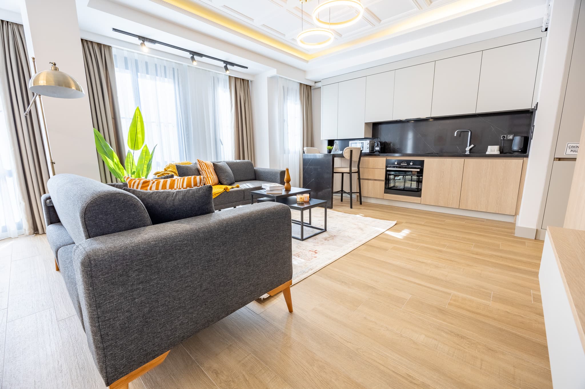 Modern & Bright 1BR Duplex  with Private Terrace ، شقة مفروشة في Beyoğlu, Istanbul — image 3
