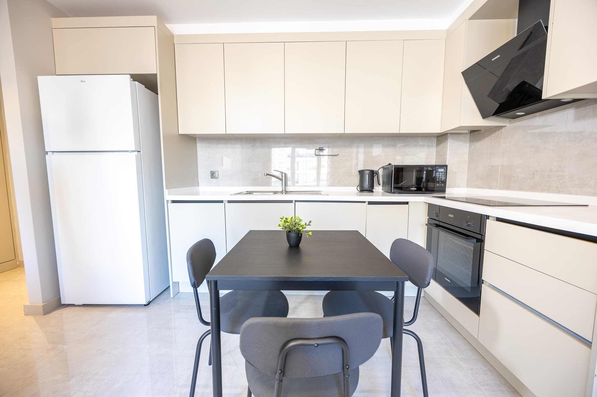 Relax Unwind: Inviting 1BR Apt, Cozy Interiors, apartamento amueblado en Küçükçekmece, Istanbul — image 11