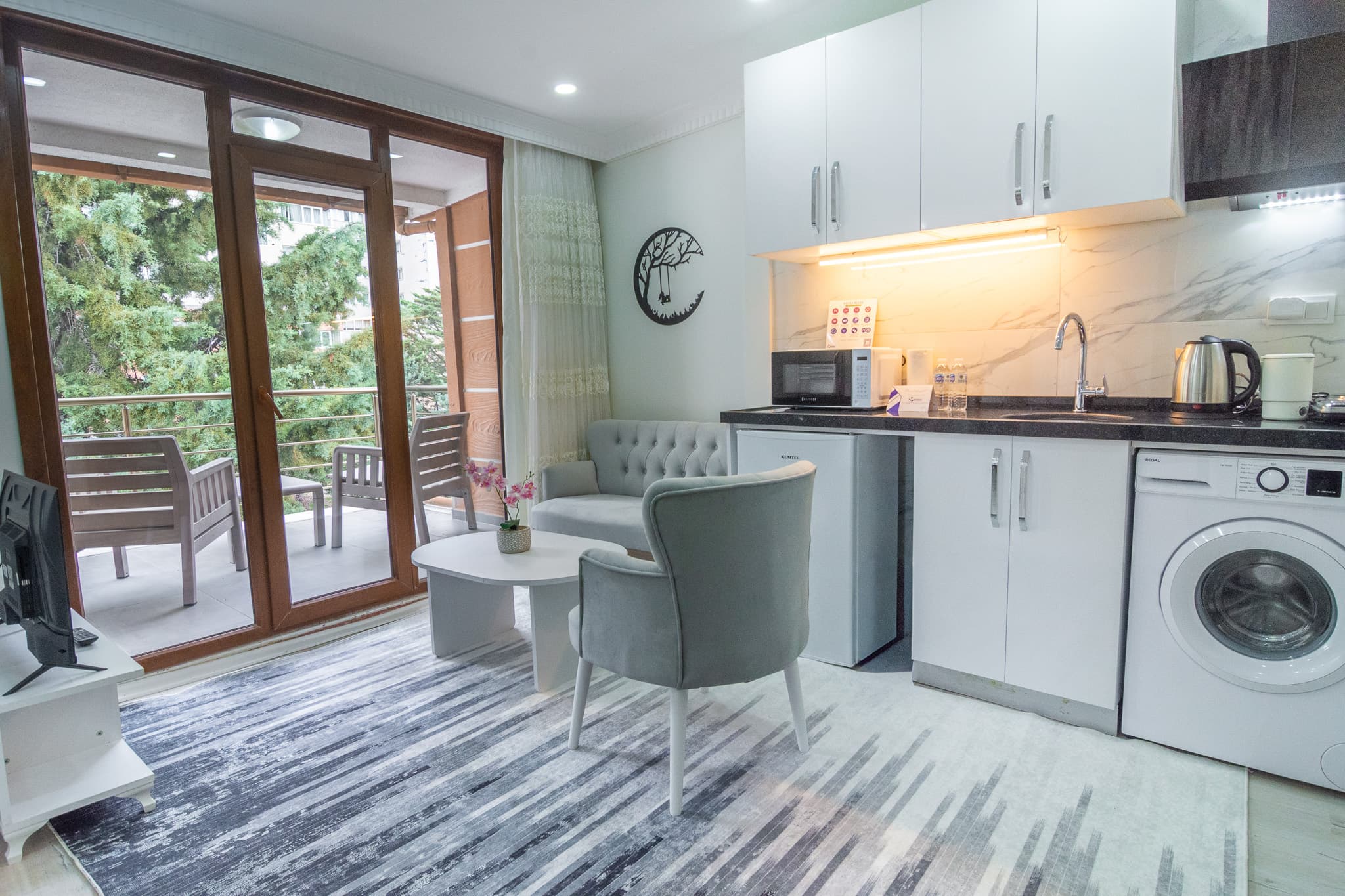 Cozy 1BR with Inviting Balcony، شقة مفروشة في Beylikdüzü, Istanbul — image 4
