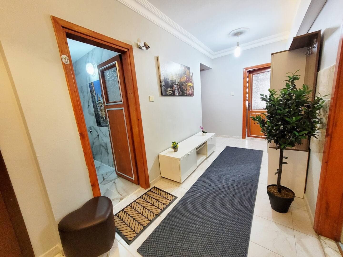 Spacious 3BR Retreat: Modern Comfort — image 21