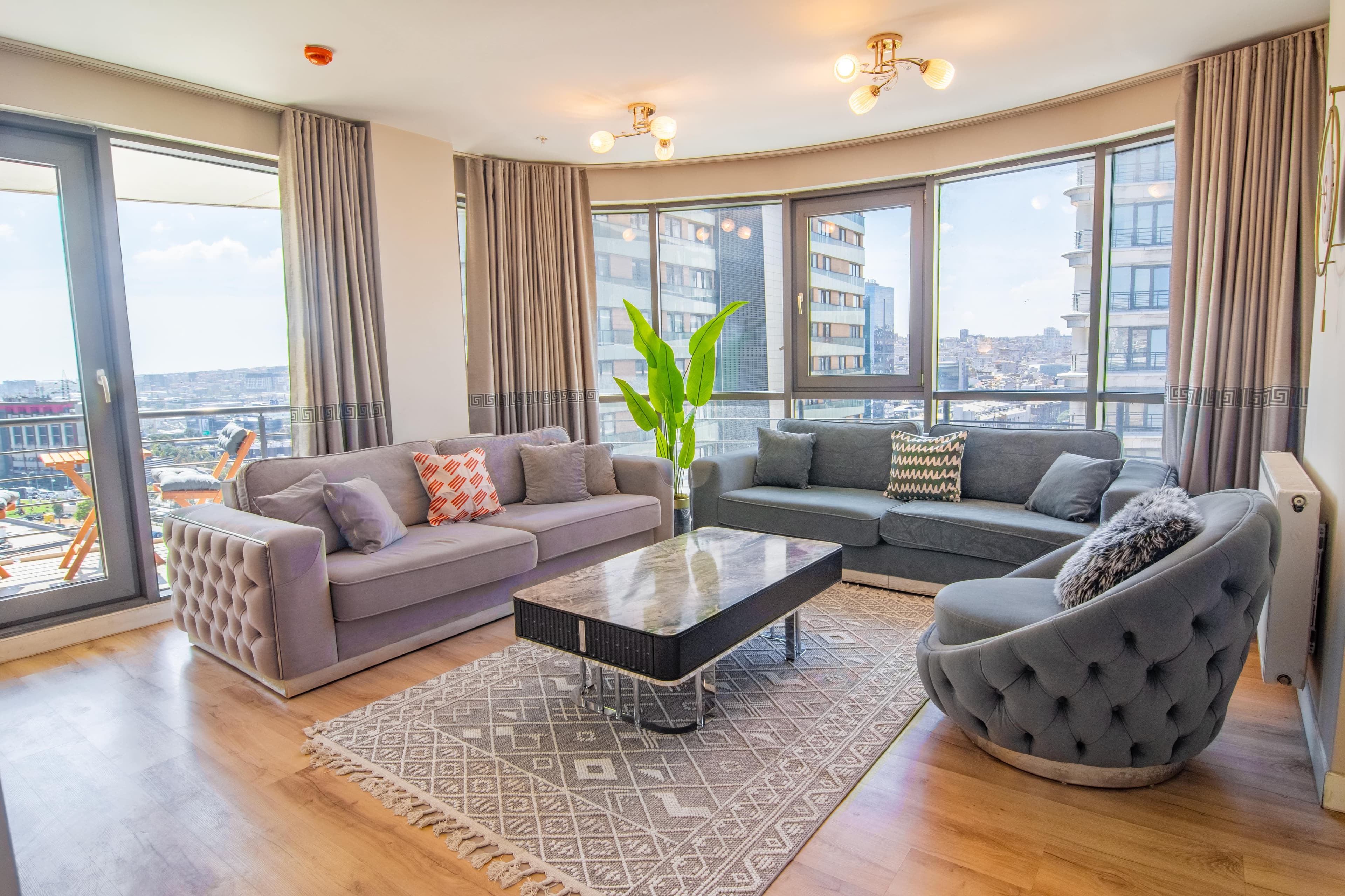 Stylish cozy 3 bedr apart & balcony