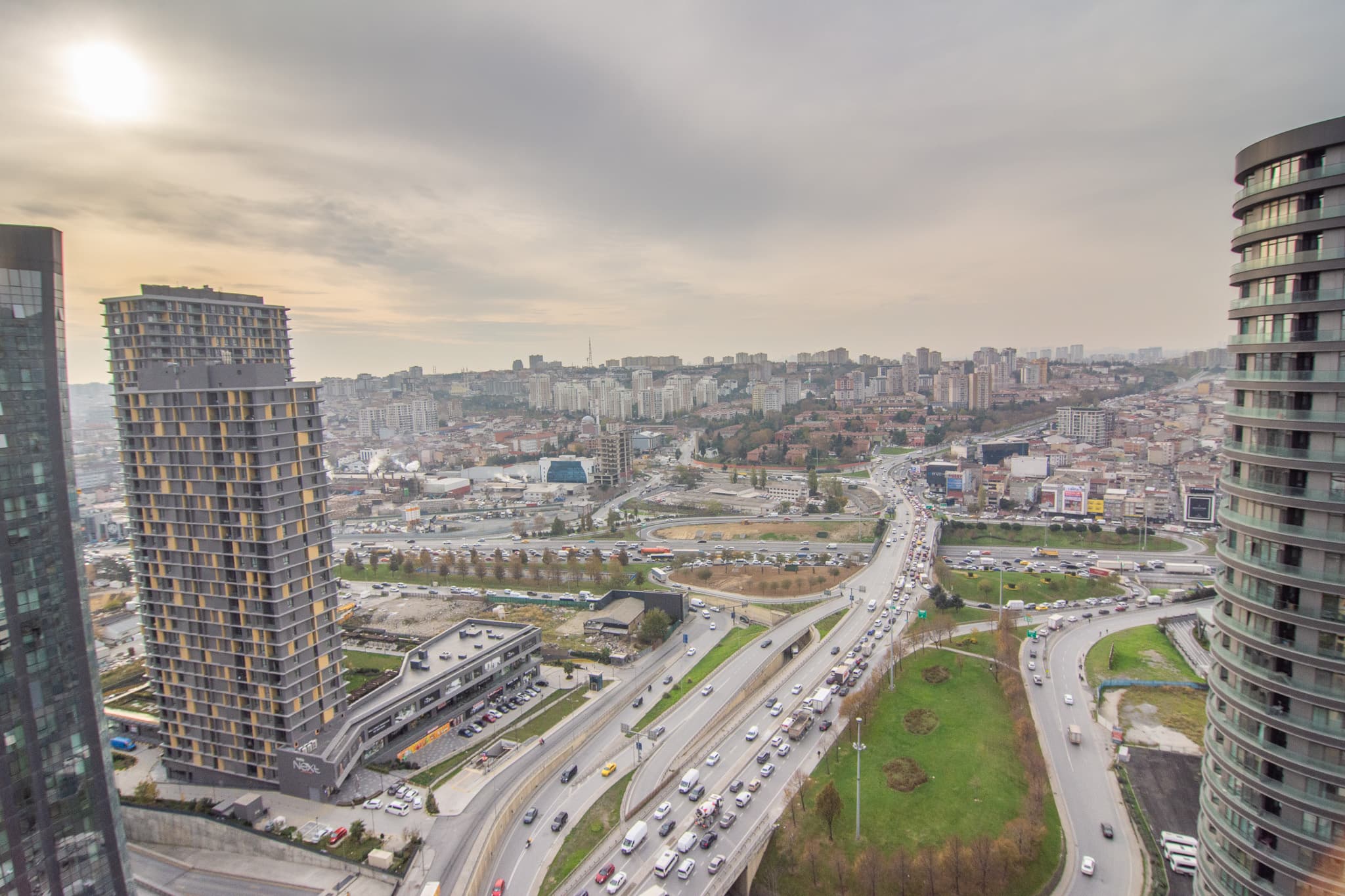 Spacious 1BR with City View — image 18