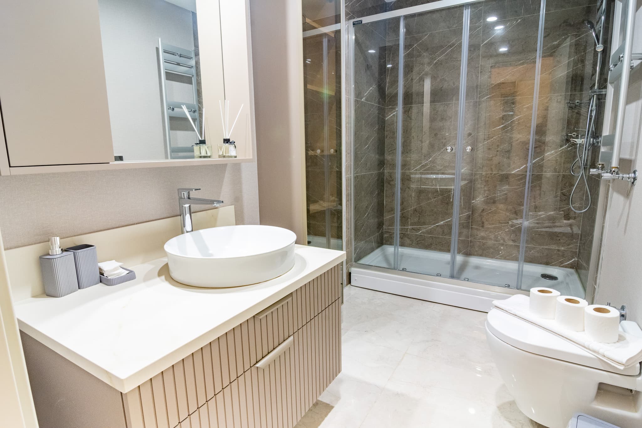 Family Home 2bedr with balcony and Panoramic View، شقة مفروشة في Başakşehir, Istanbul — image 16