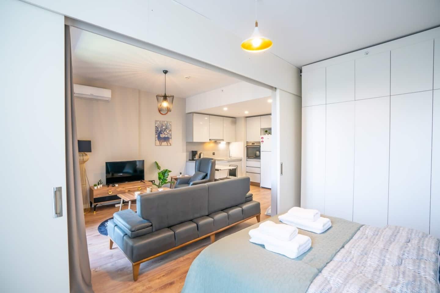 Stylish 1-Bedroom  Apt- Experience City's Pulse, möbliertes Apartment in Bağcılar, Istanbul — image 3