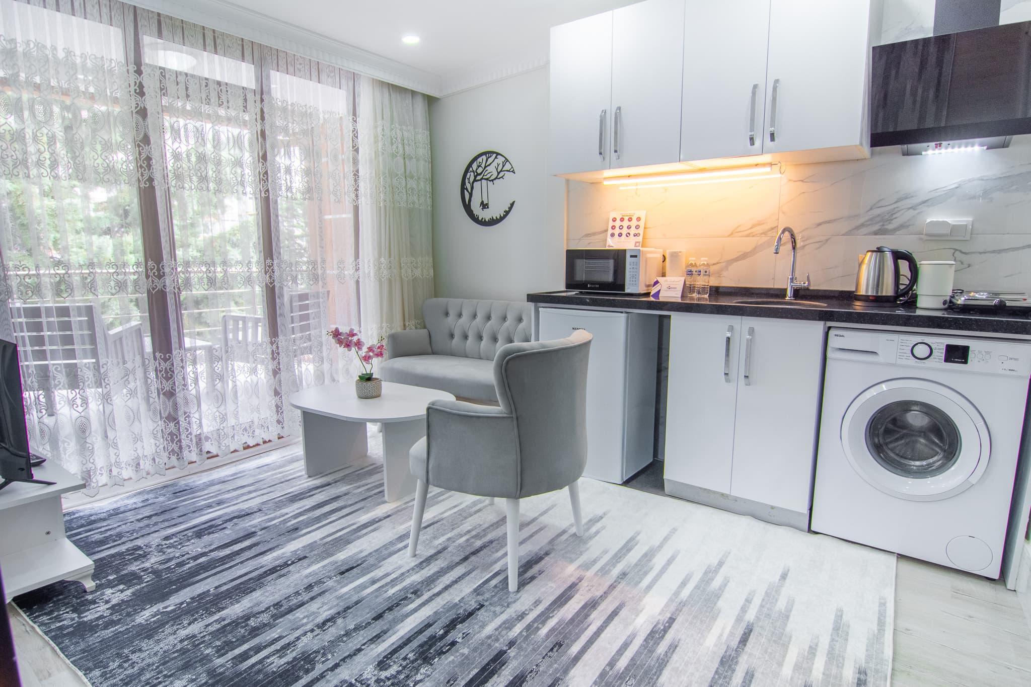 Cozy 1BR with Inviting Balcony، شقة مفروشة في Beylikdüzü, Istanbul — image 3