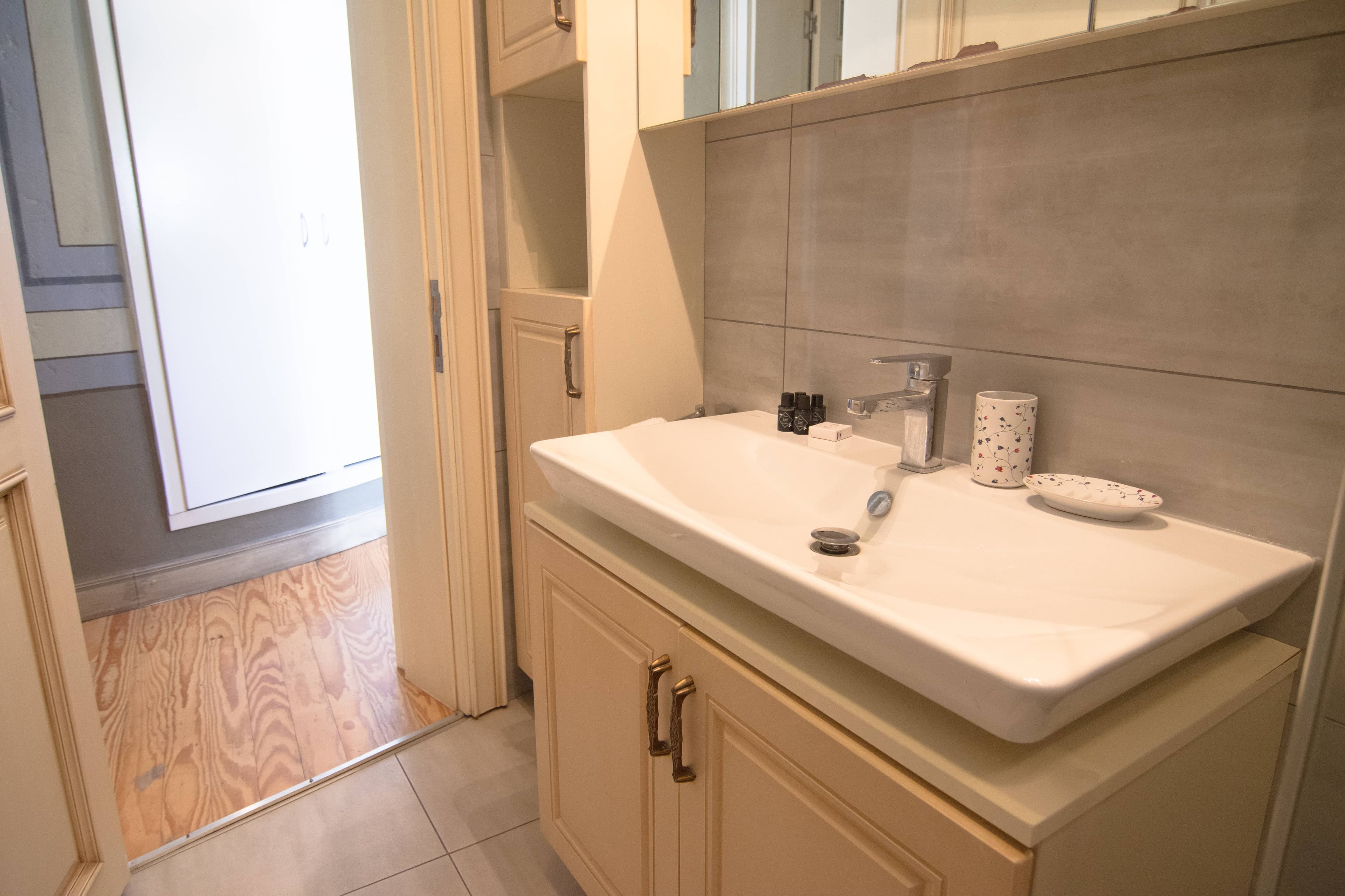 Stylish City Getaway-Explore the Urban Delights, möbliertes Apartment in Beyoğlu, Istanbul — image 27