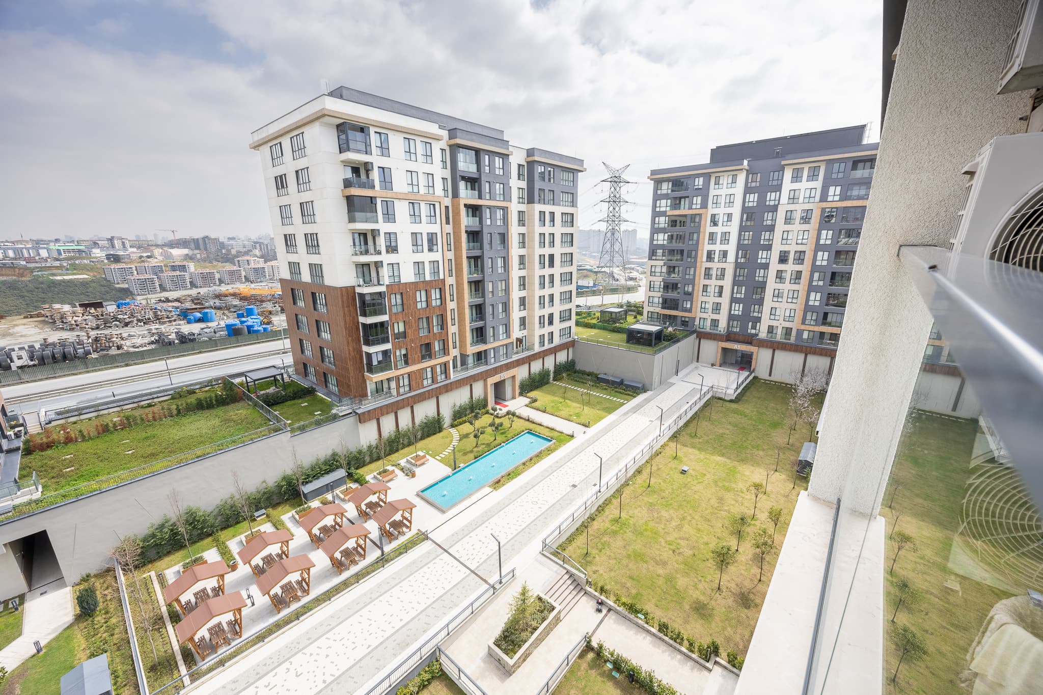 Elegant 3 bdr apartment with balcony  — image 37
