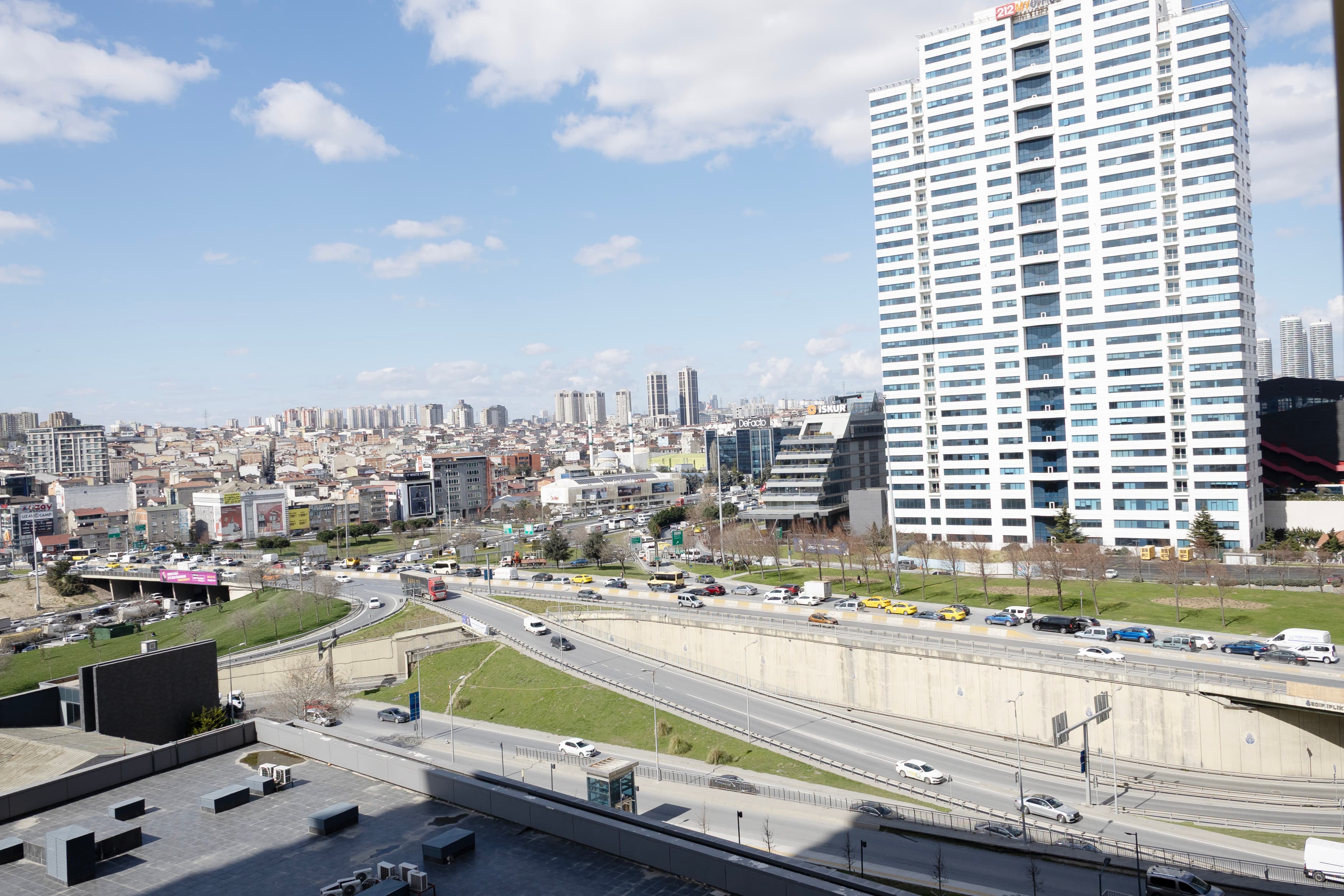 Modern Cozy Apartment with Balcony, appartement meublé à Bağcılar, Istanbul — image 22