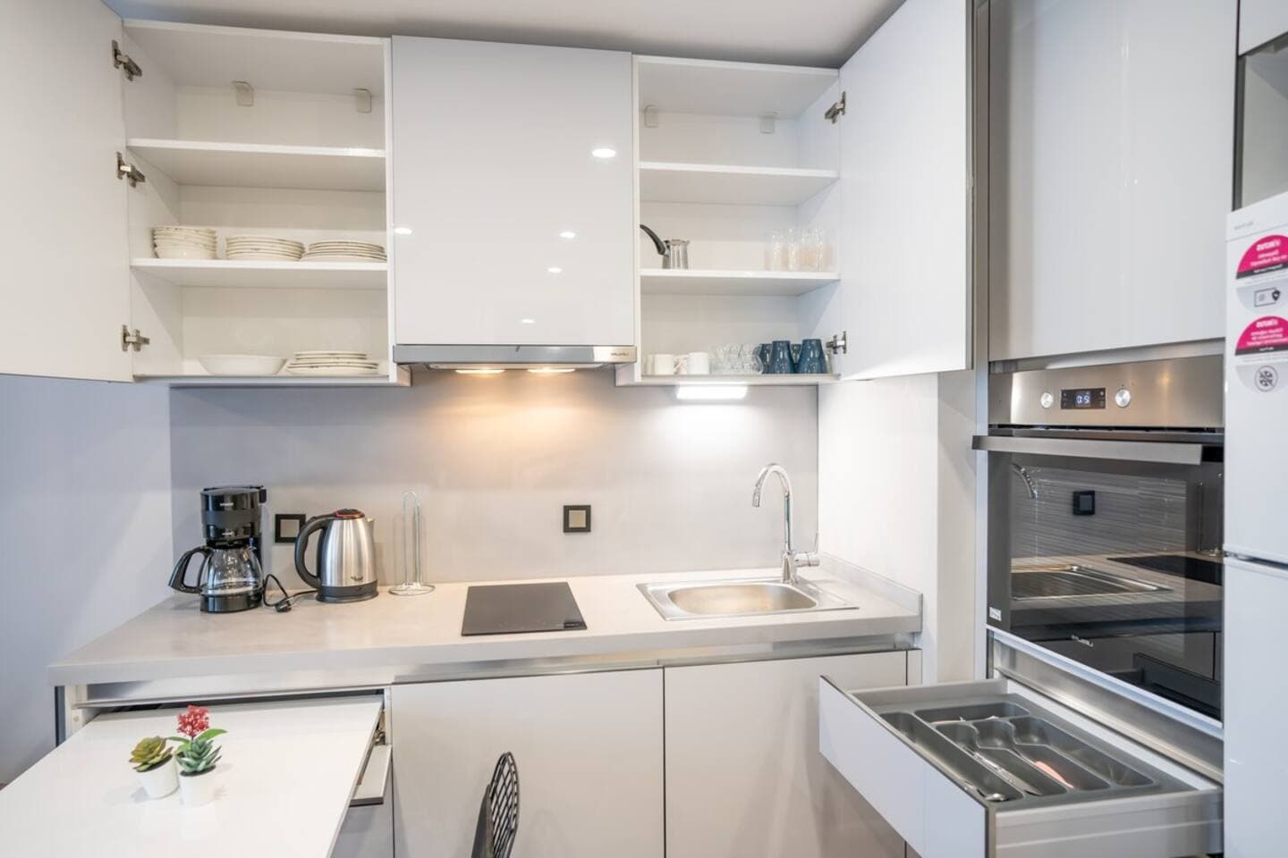 Stylish 1-Bedroom  Apt- Experience City's Pulse, möbliertes Apartment in Bağcılar, Istanbul — image 8