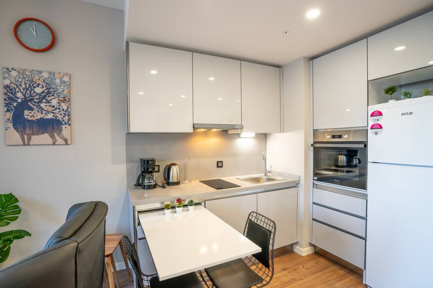 Stylish 1-Bedroom  Apt- Experience City's Pulse, möbliertes Apartment in Bağcılar, Istanbul — image 7