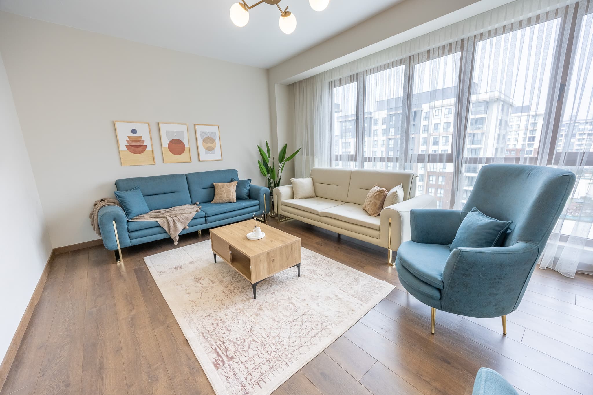 Elegant 3 bdr apartment with balcony  — image 2