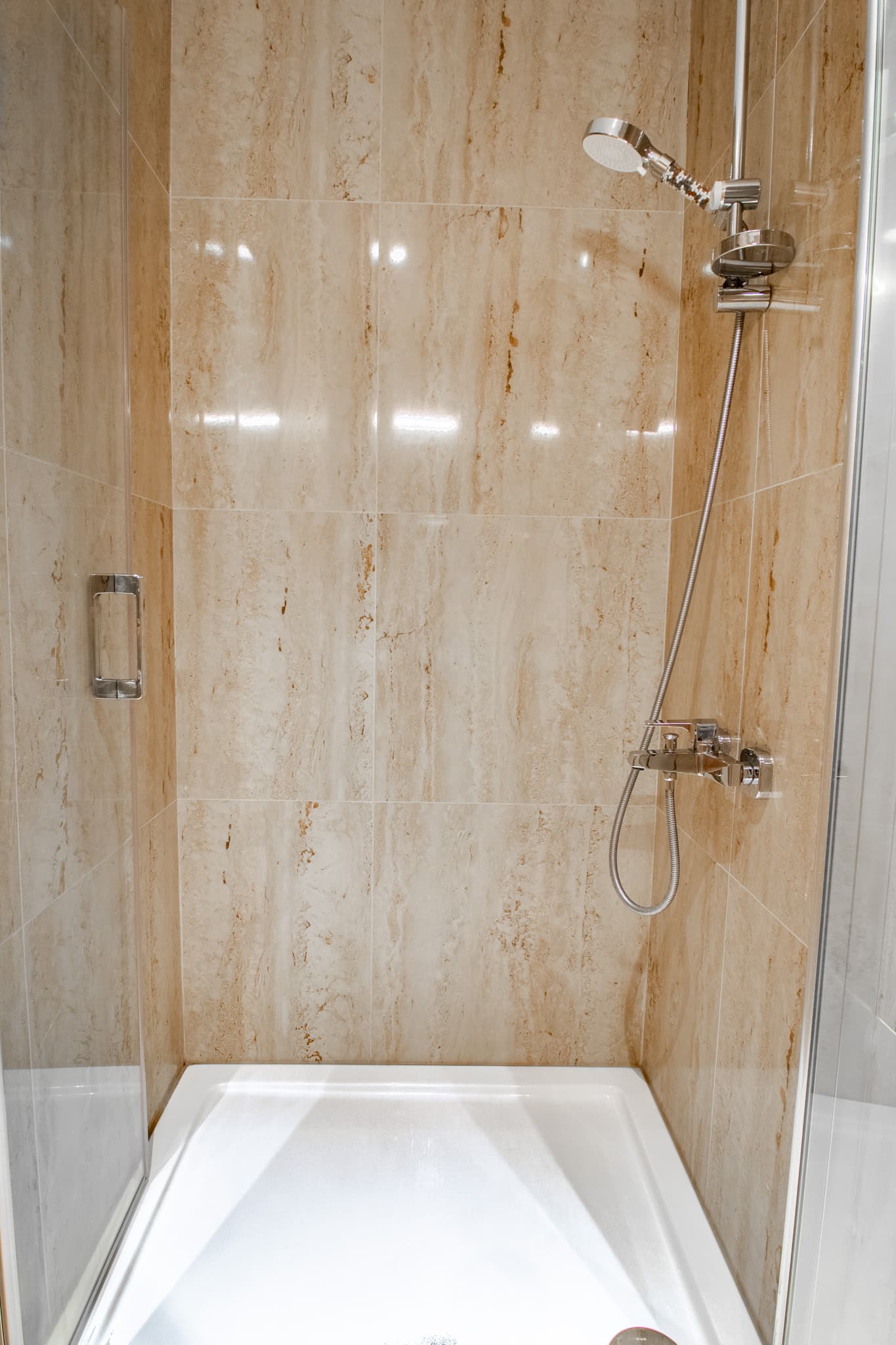 Spacious 1BR with City View — image 12