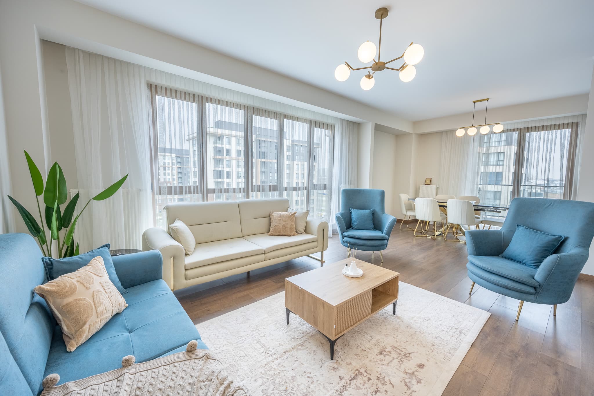 Elegant 3 bdr apartment with balcony  — image 1