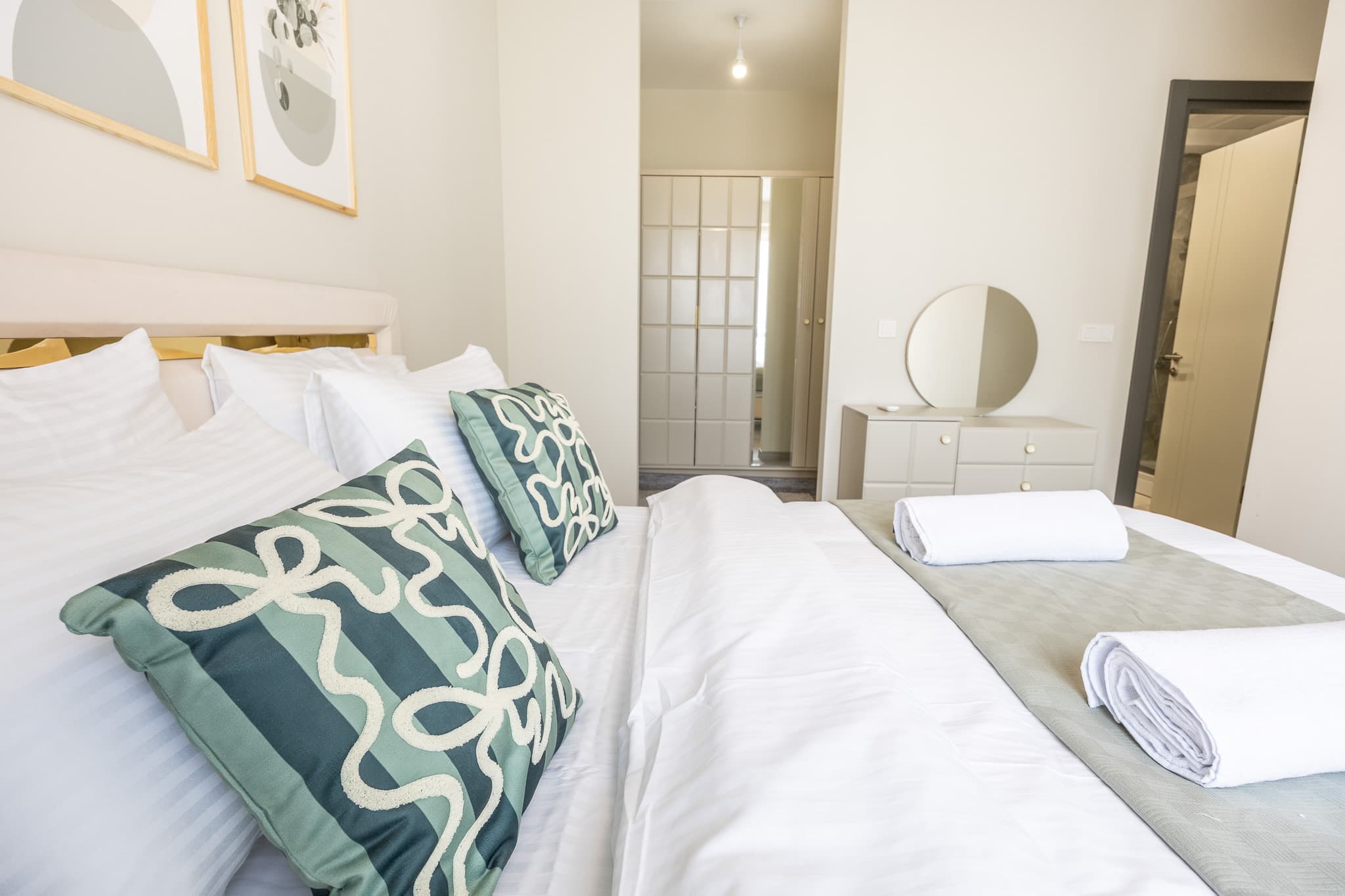 Elegant 3 bdr apartment with balcony  — image 10