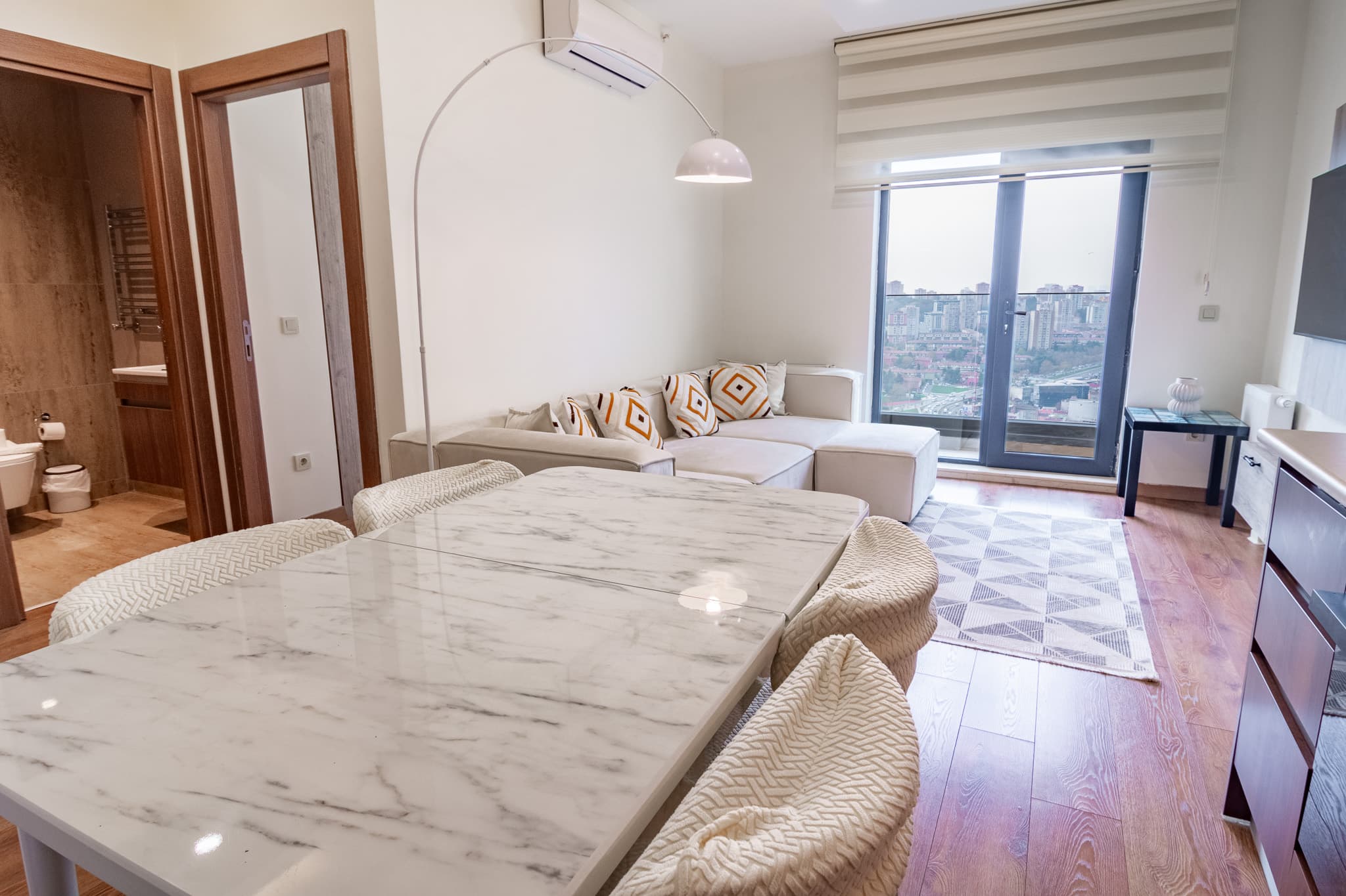 Spacious 1BR with City View — image 5