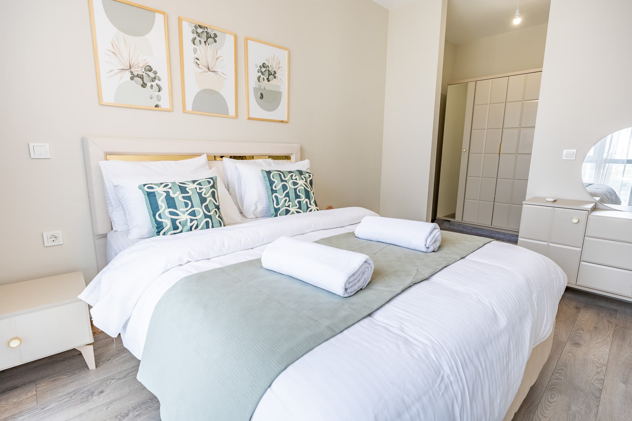 Elegant 3 bdr apartment with balcony  — image 9