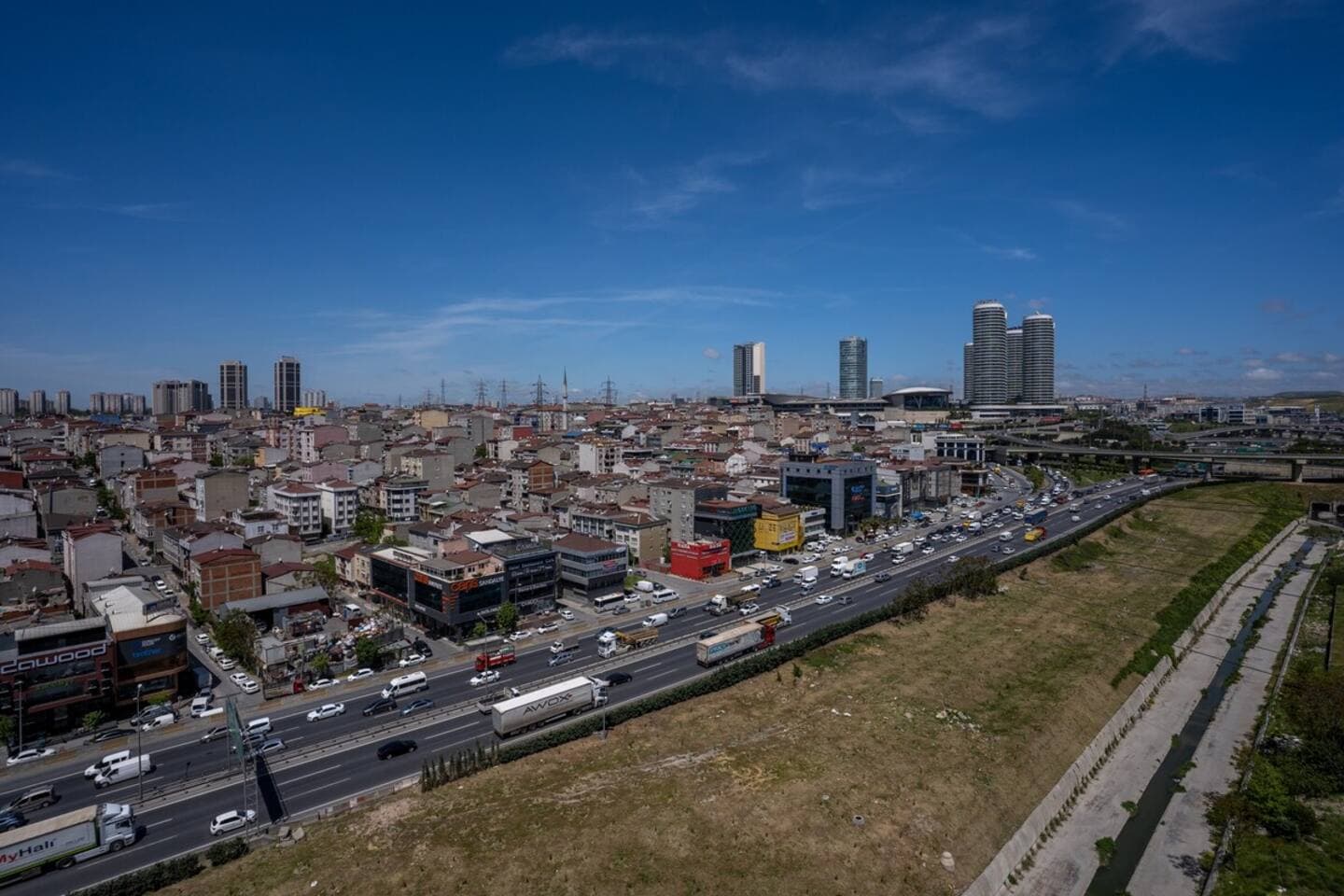 Stylish Urban Apt- Soak Up the City's Vibes, furnished apartment in Bağcılar, Istanbul — image 15