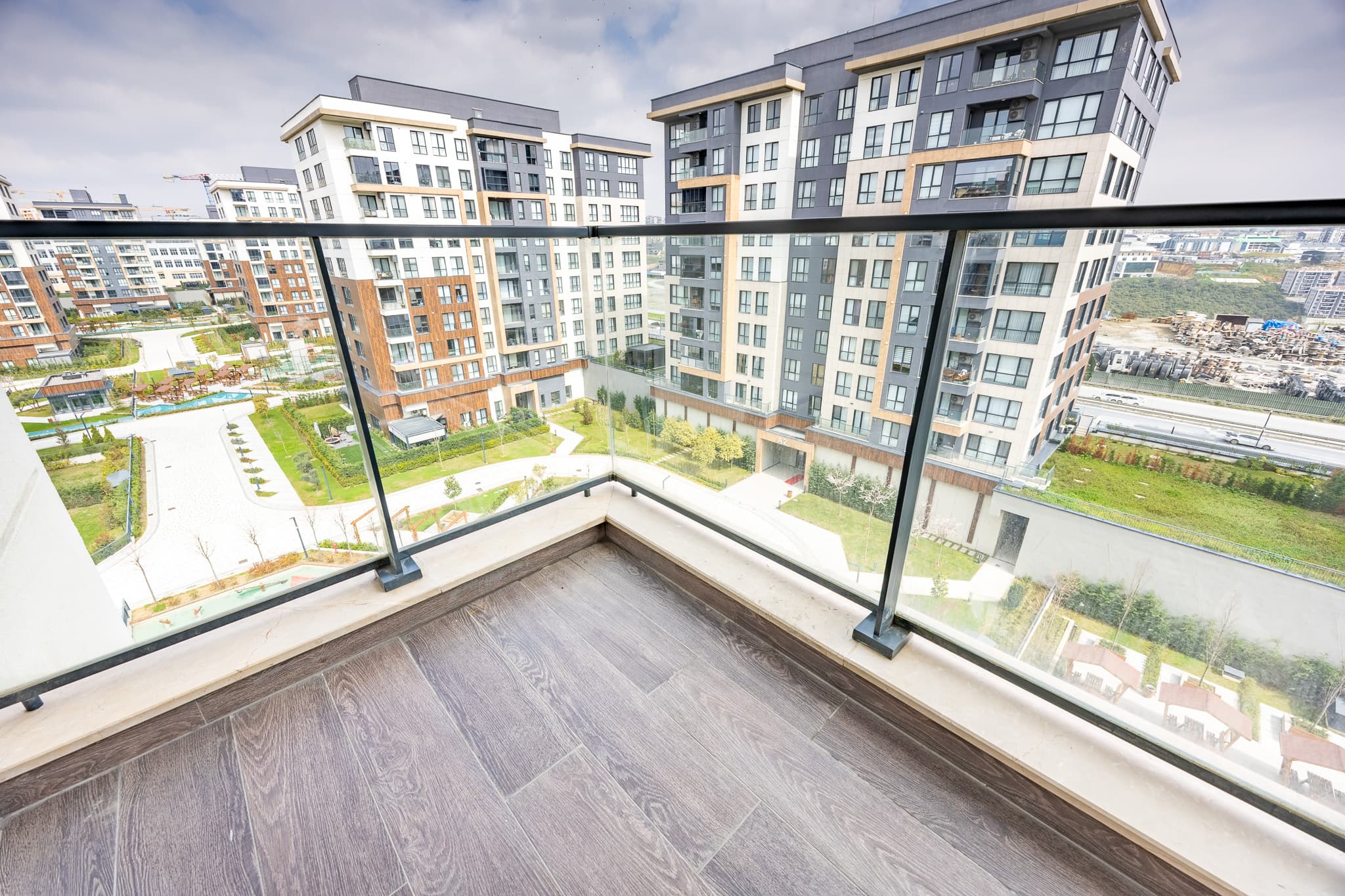 Elegant 3 bdr apartment with balcony  — image 6