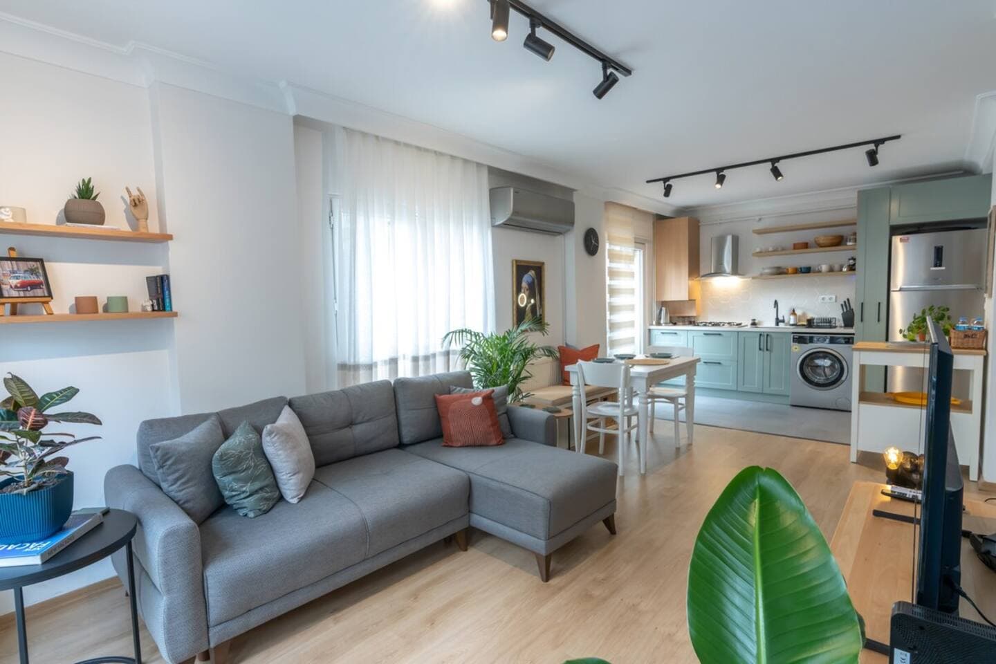 Charming City Apt - near Axis Mall - Image 3