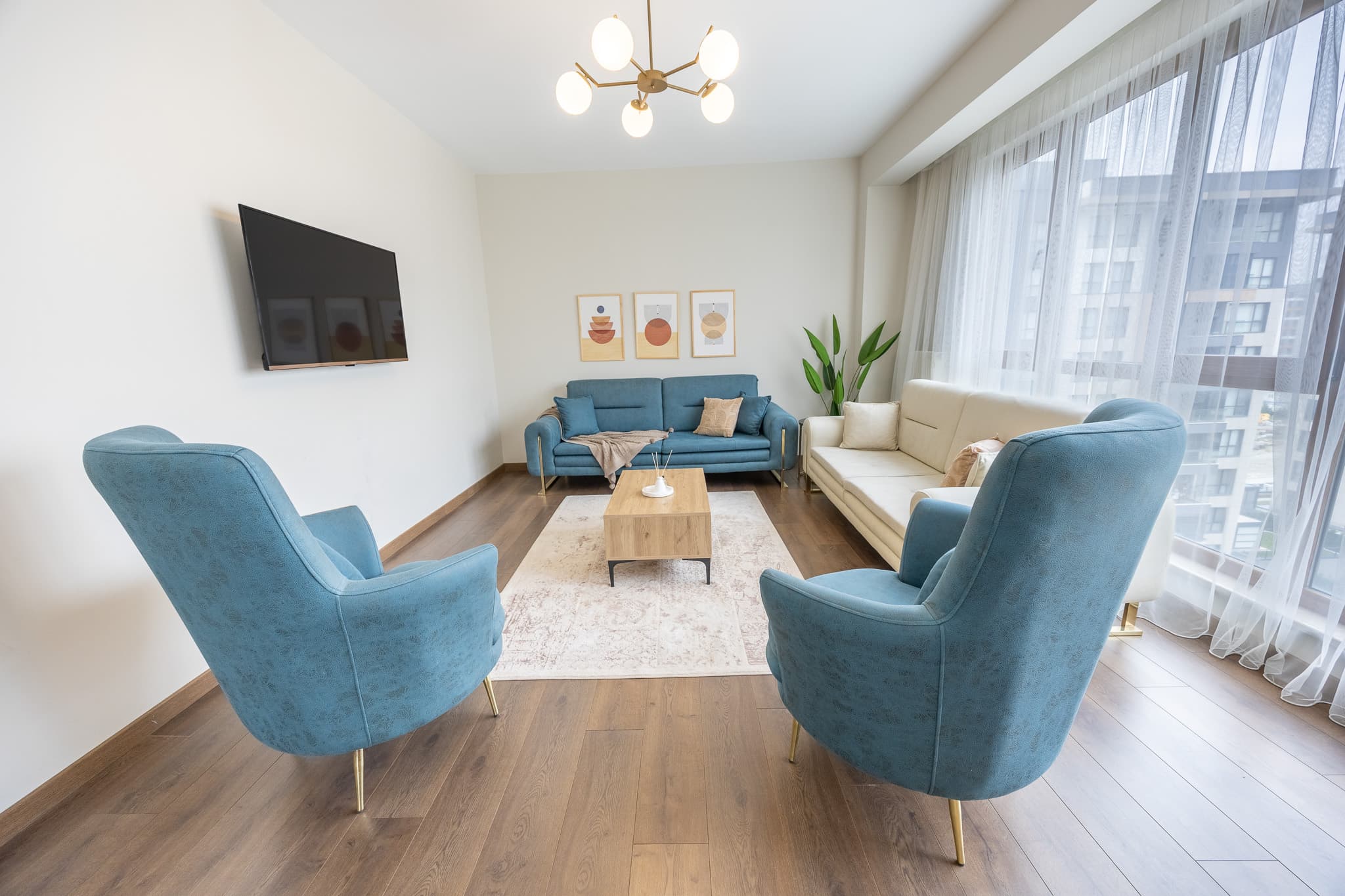 Elegant 3 bdr apartment with balcony  — image 4