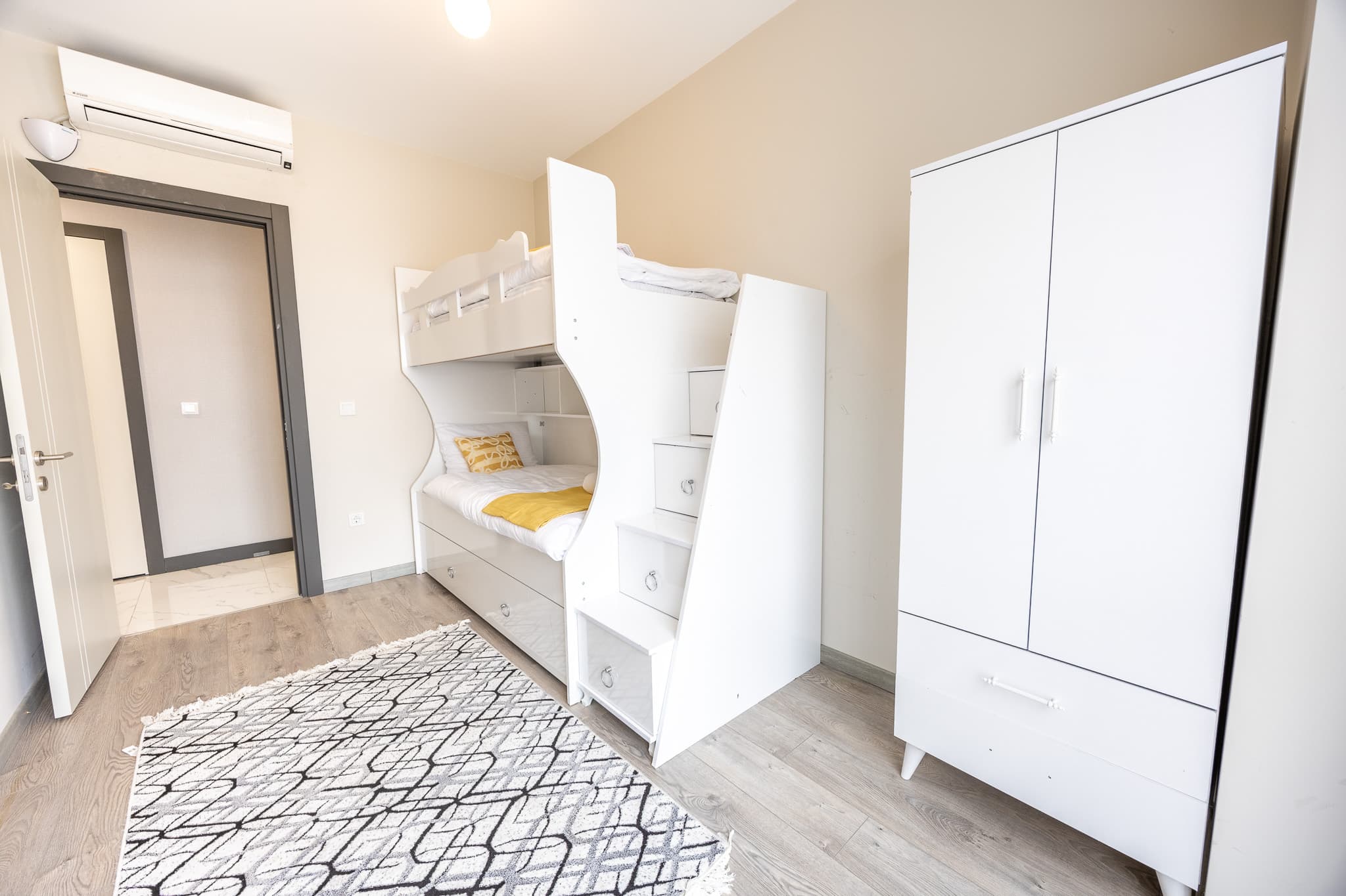 Elegant 3 bdr apartment with balcony  — image 13