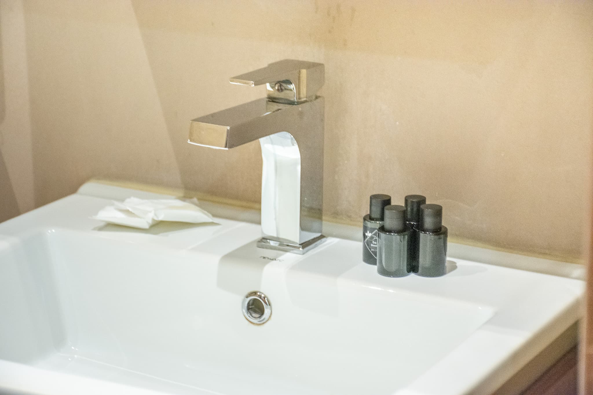 Spacious 1BR with City View — image 11