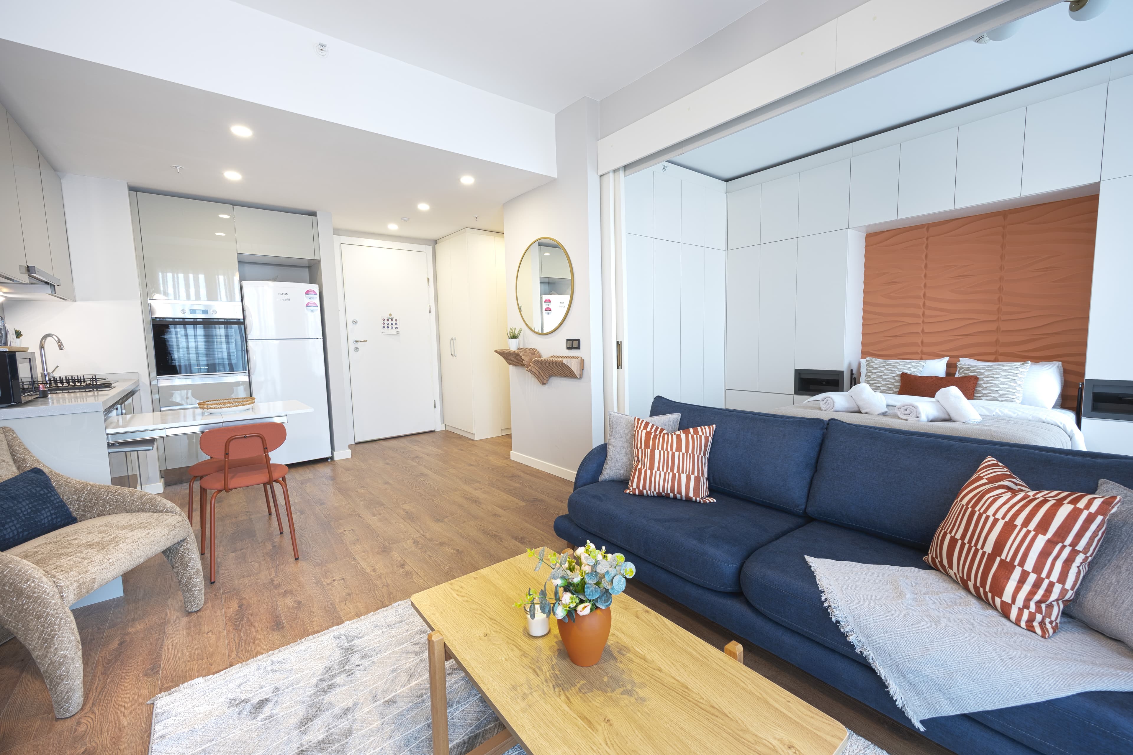 Modern Cozy Apartment with Balcony, appartement meublé à Bağcılar, Istanbul — image 3