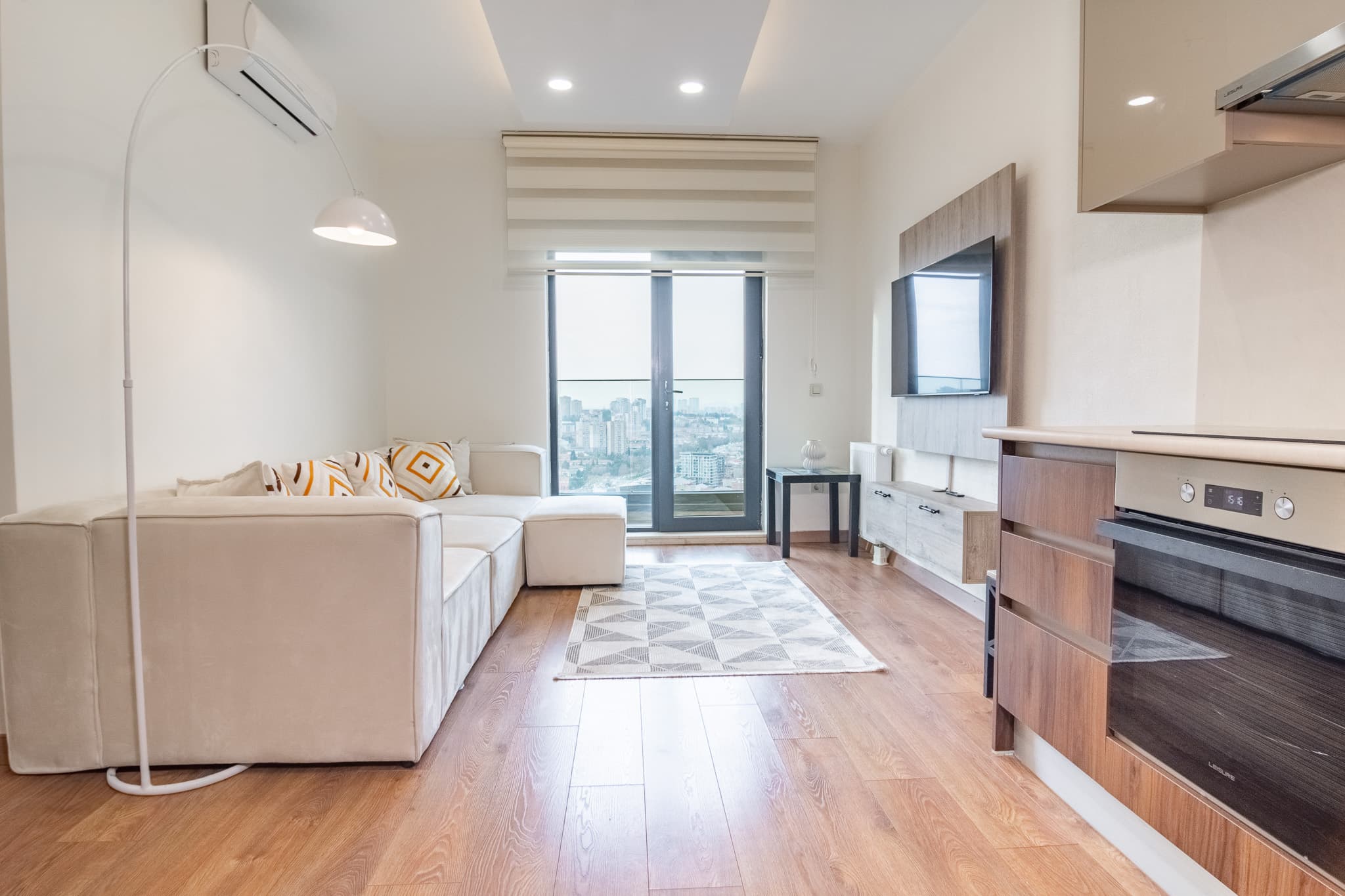 Spacious 1BR with City View — image 3