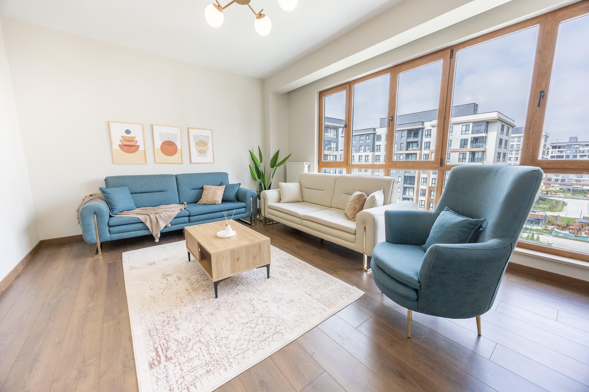 Elegant 3 bdr apartment with balcony  — image 3