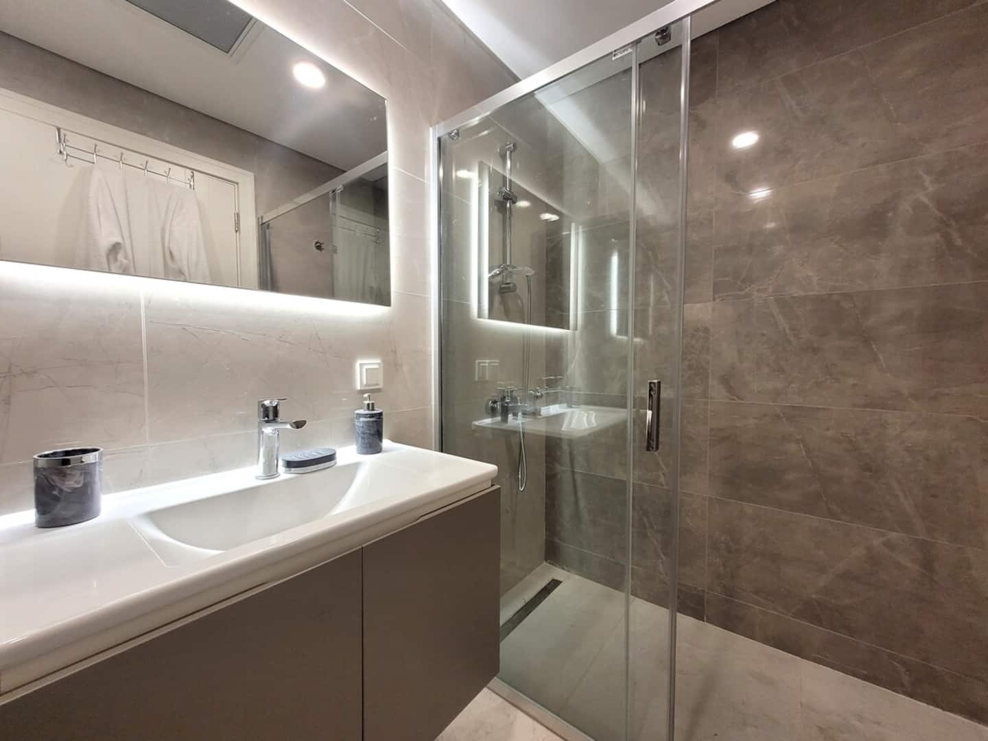 Relax Unwind: Inviting 2BR Apt, Cozy Interiors, apartamento amueblado en Küçükçekmece, Istanbul — image 16