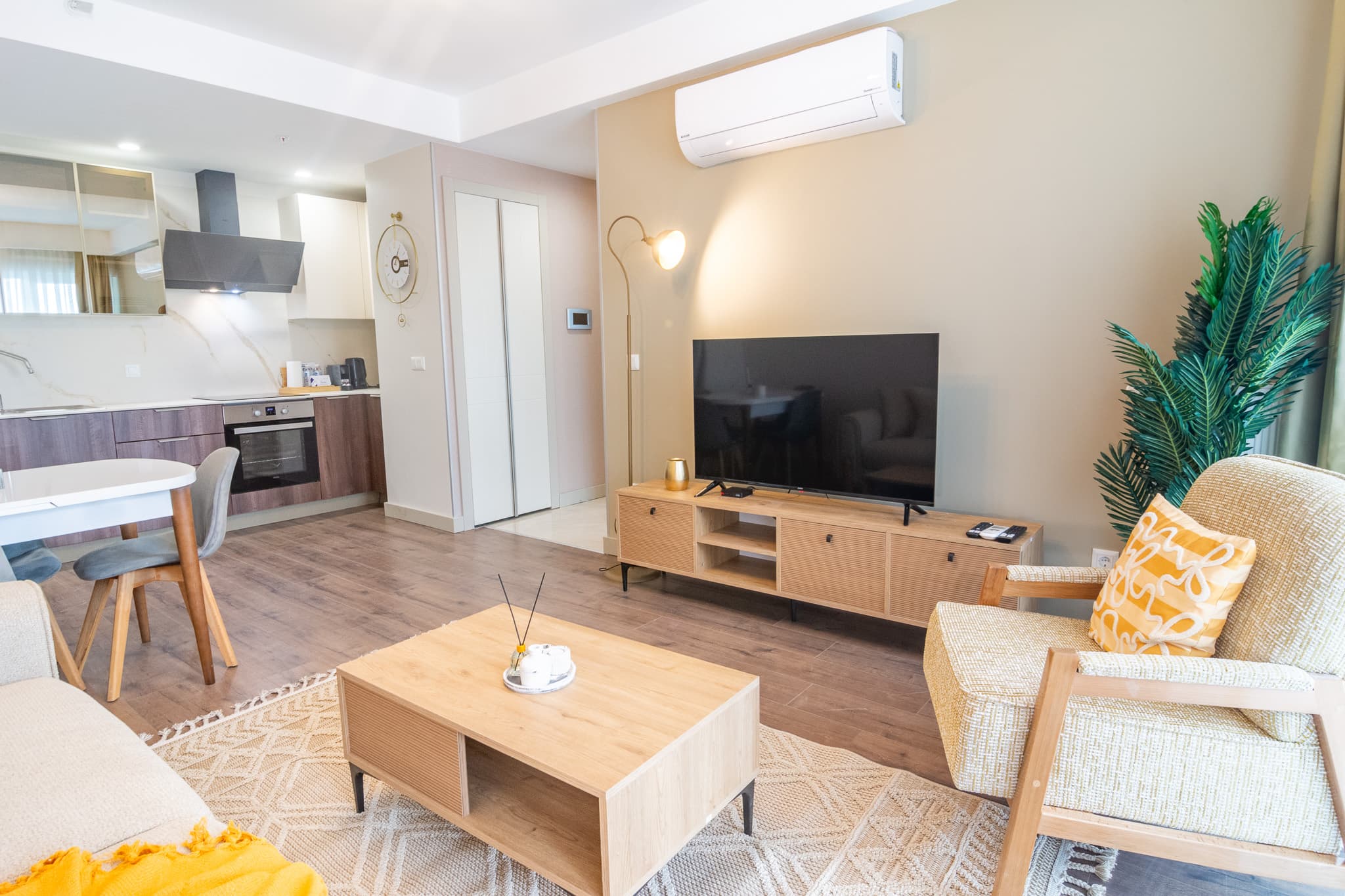 Family Home 2bedr with balcony and Panoramic View، شقة مفروشة في Başakşehir, Istanbul — image 7