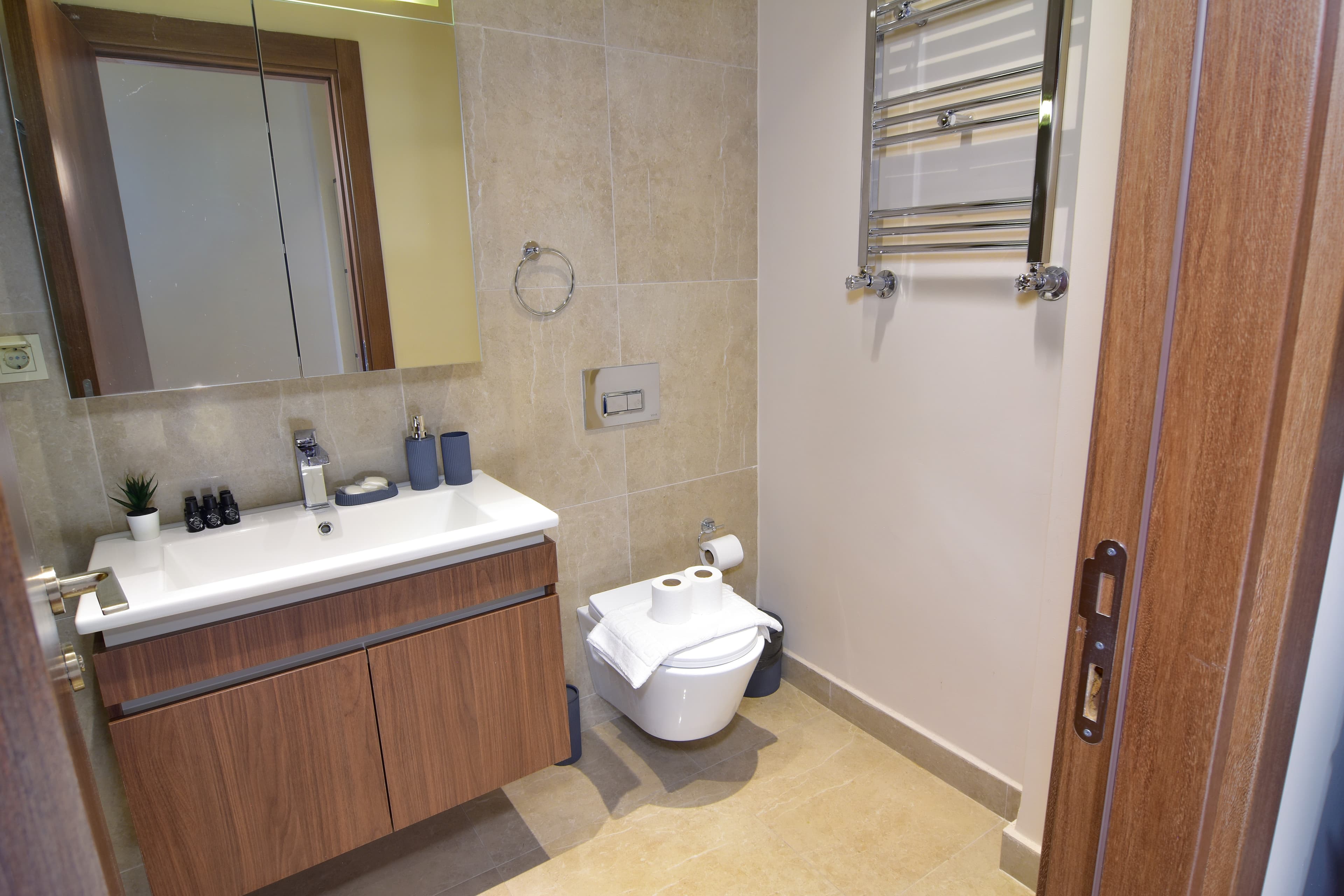 شقة عصرية جديدة بثلاث غرف نوم وحمامين مع مسبح وصالة رياضية، شقة مفروشة في Bağcılar, Istanbul — image 36
