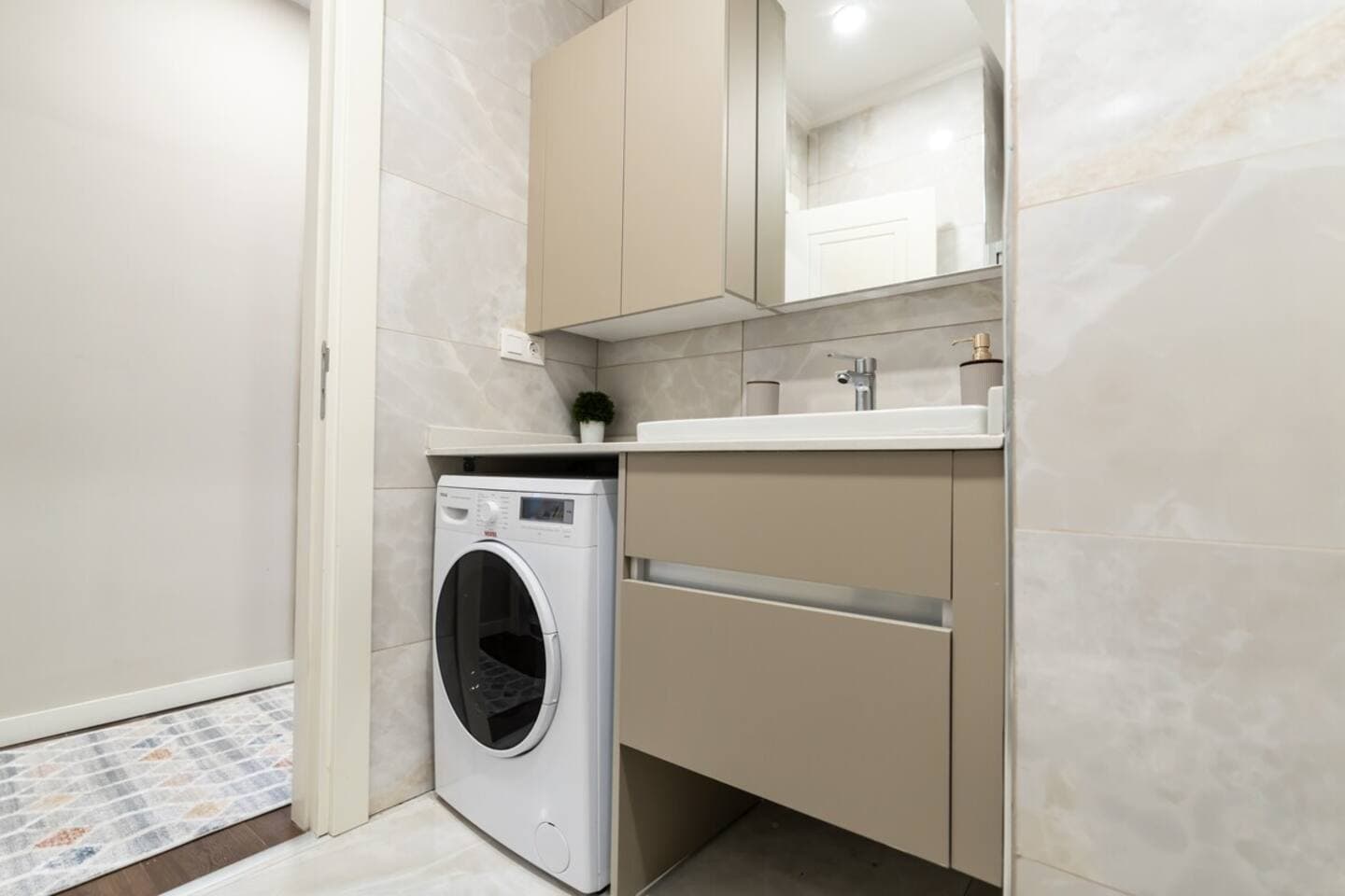 Modern & Fancy 2-Bedroom Apt with Nespresso, möbliertes Apartment in Kağıthane, Istanbul — image 15