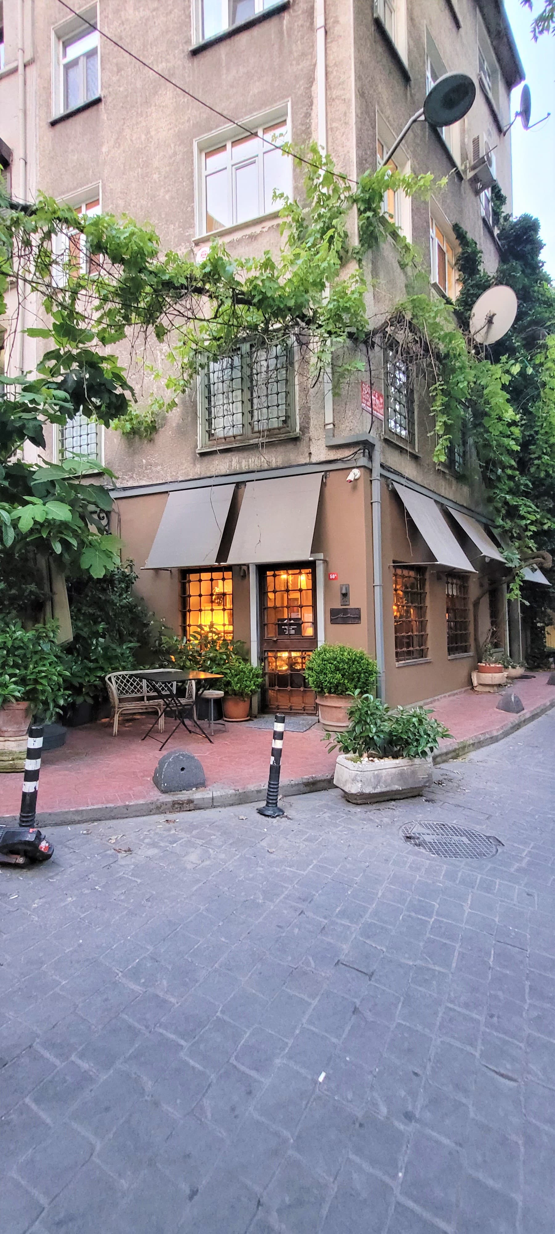 Stylish City Getaway-Explore the Urban Delights, möbliertes Apartment in Beyoğlu, Istanbul — image 32
