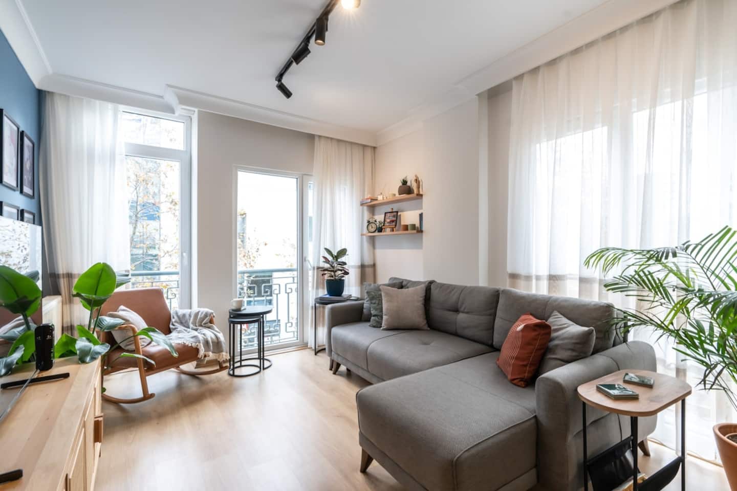 Charming City Apt - near Axis Mall - Image 1