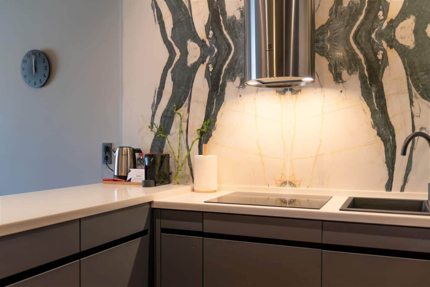 Bright and Modern Apt with Stunning City View, möbliertes Apartment in Beyoğlu, Istanbul — image 12