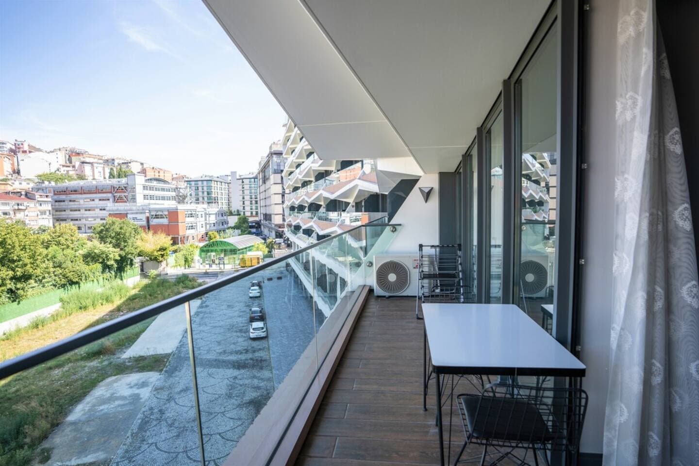 Bright and Modern Apt with Stunning City View, möbliertes Apartment in Beyoğlu, Istanbul — image 18