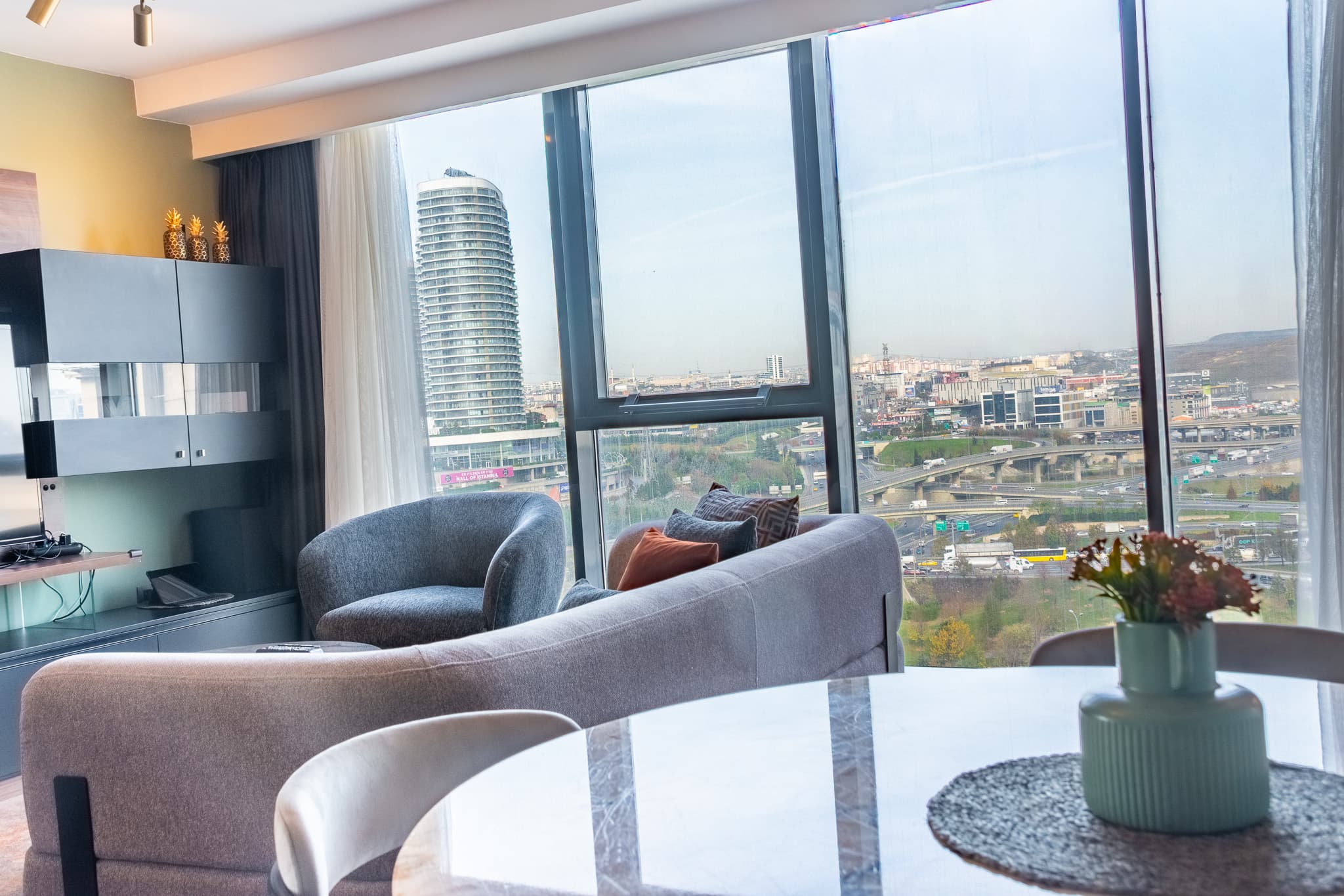 2-Bedroom Escape with city view, apartamento amueblado en Bağcılar, Istanbul — image 2