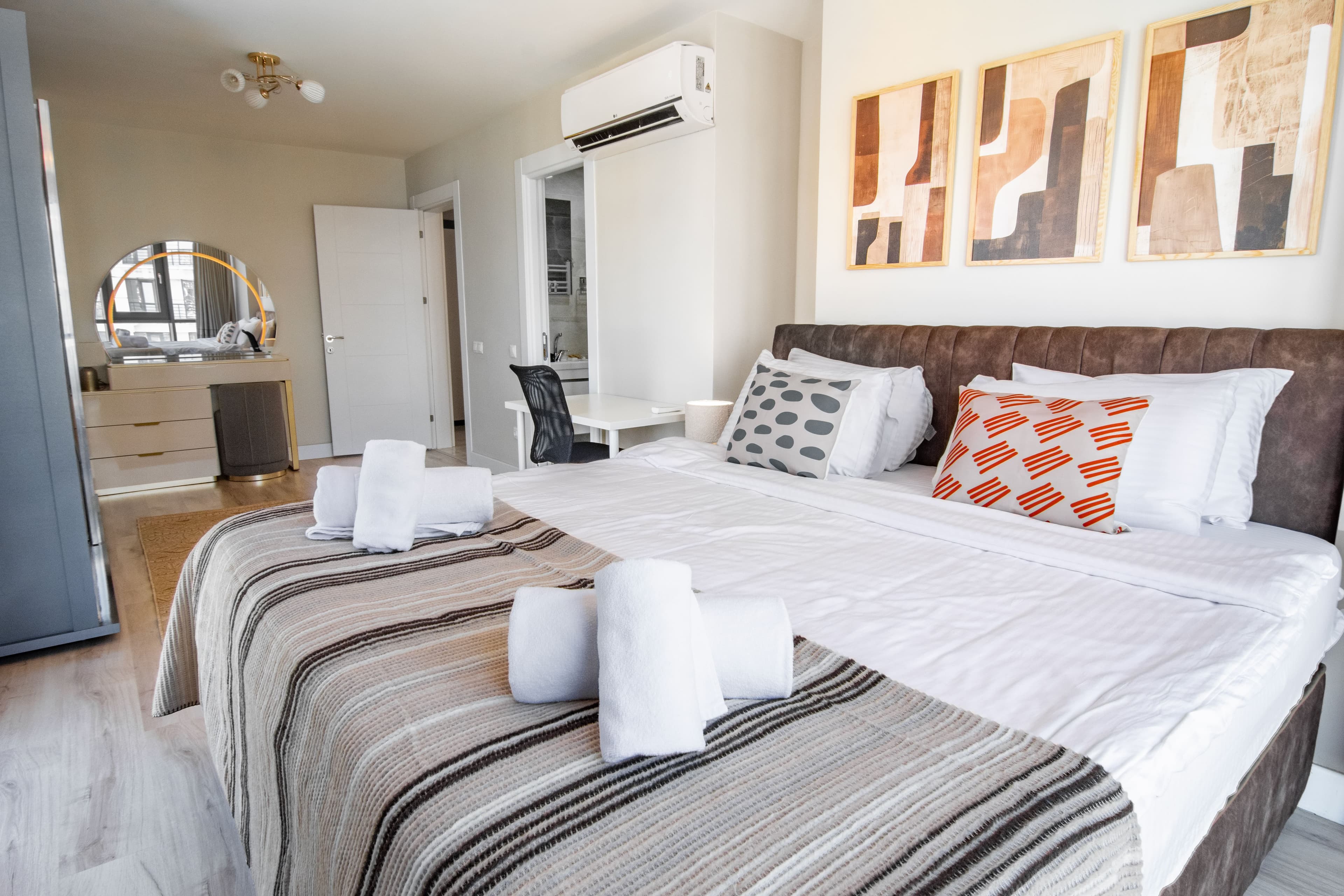 Stylish cozy 3 bedr apart & balcony - Image 8
