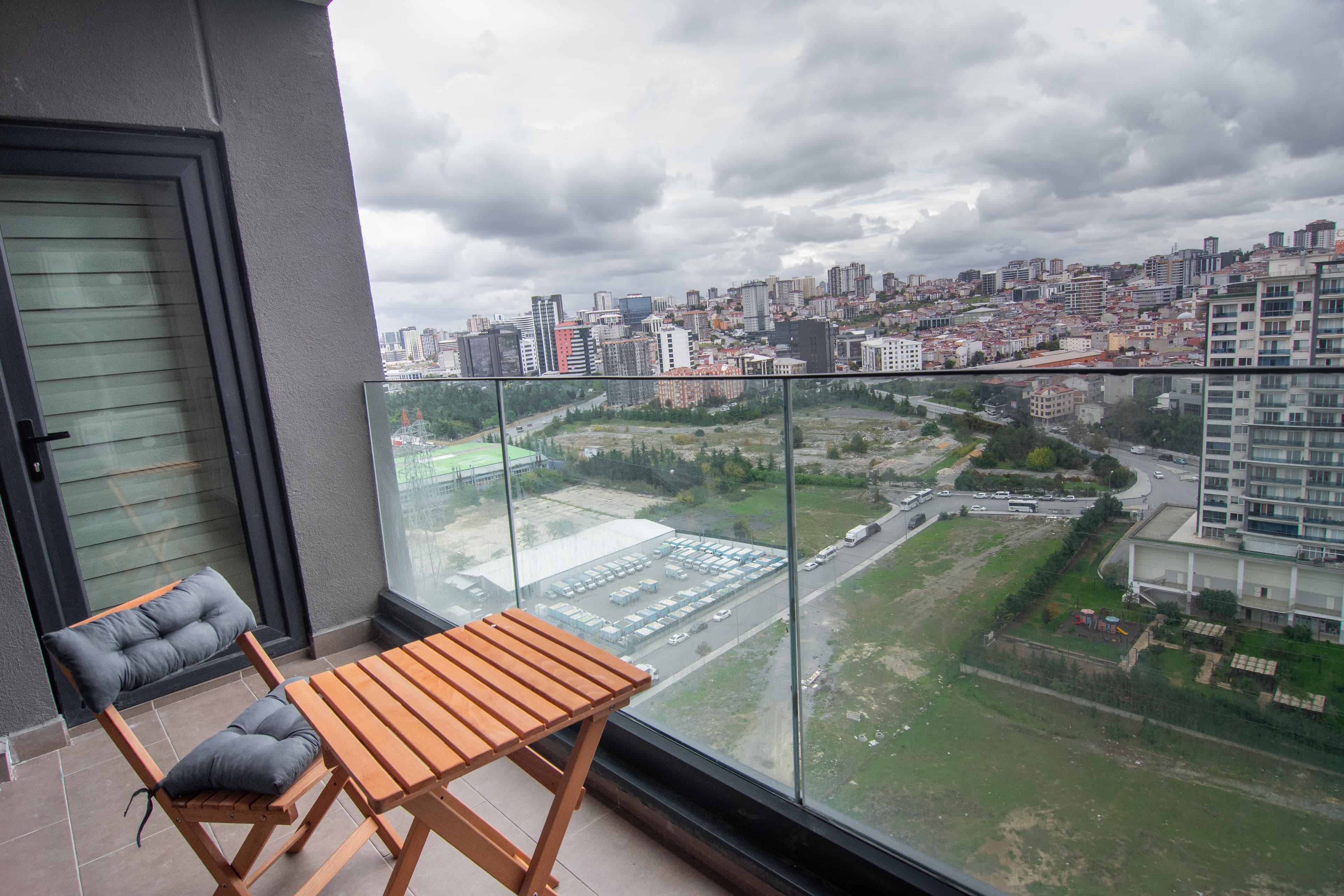 شقة عصرية جديدة بثلاث غرف نوم وحمامين مع مسبح وصالة رياضية، شقة مفروشة في Bağcılar, Istanbul — image 39