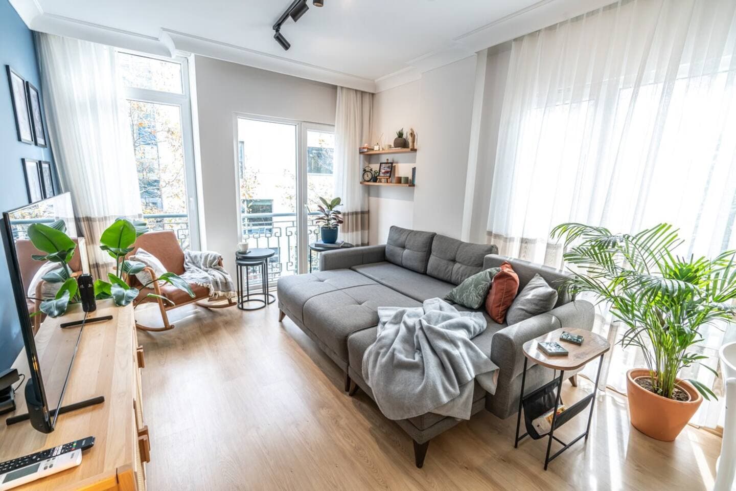 Charming City Apt - near Axis Mall - Image 6