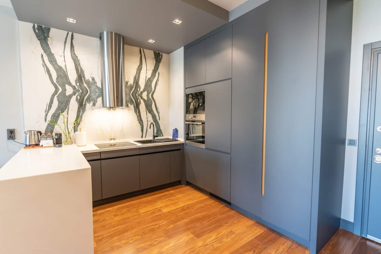 Bright and Modern Apt with Stunning City View, möbliertes Apartment in Beyoğlu, Istanbul — image 11