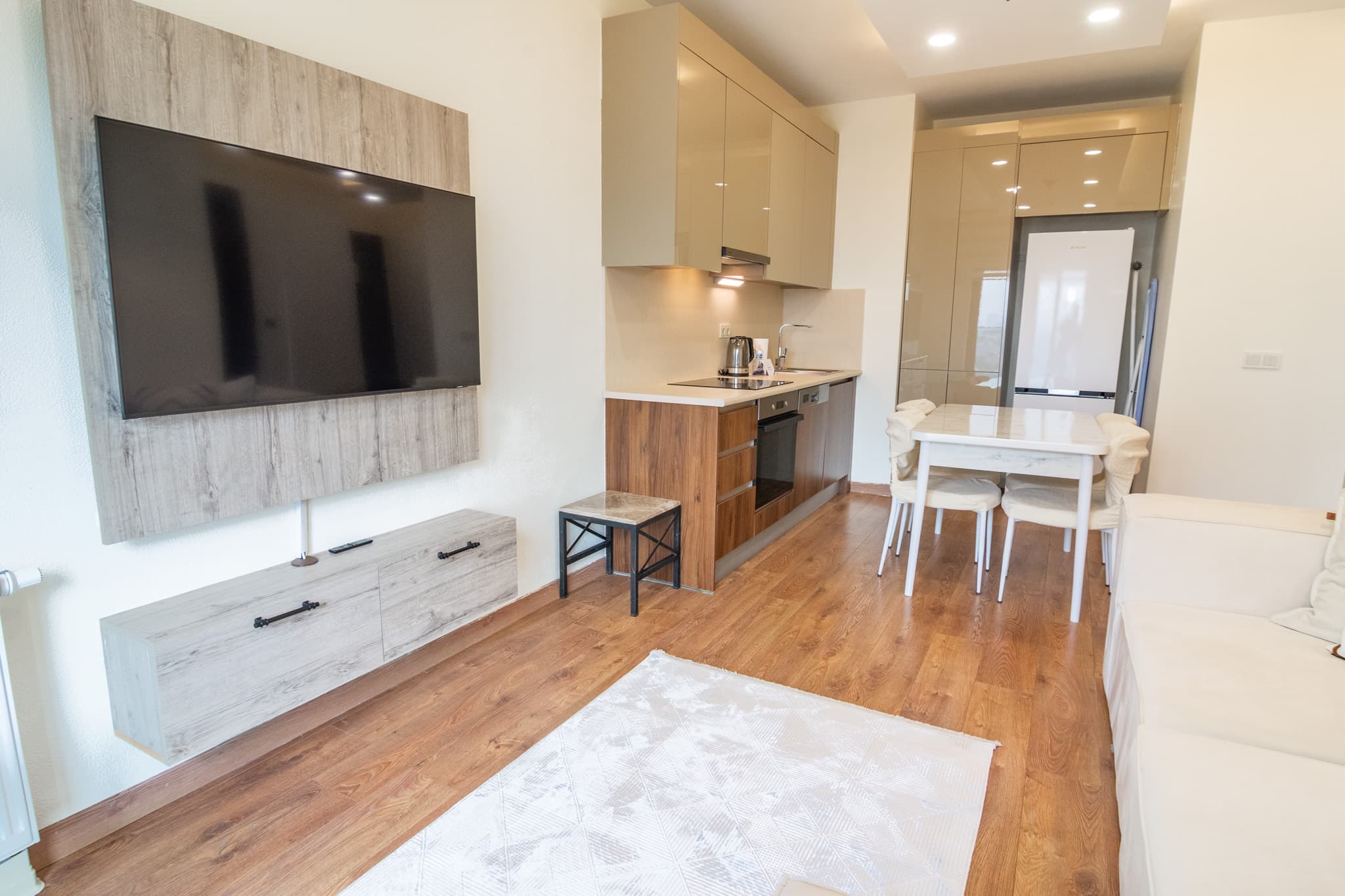 Spacious 1BR with City View — image 4